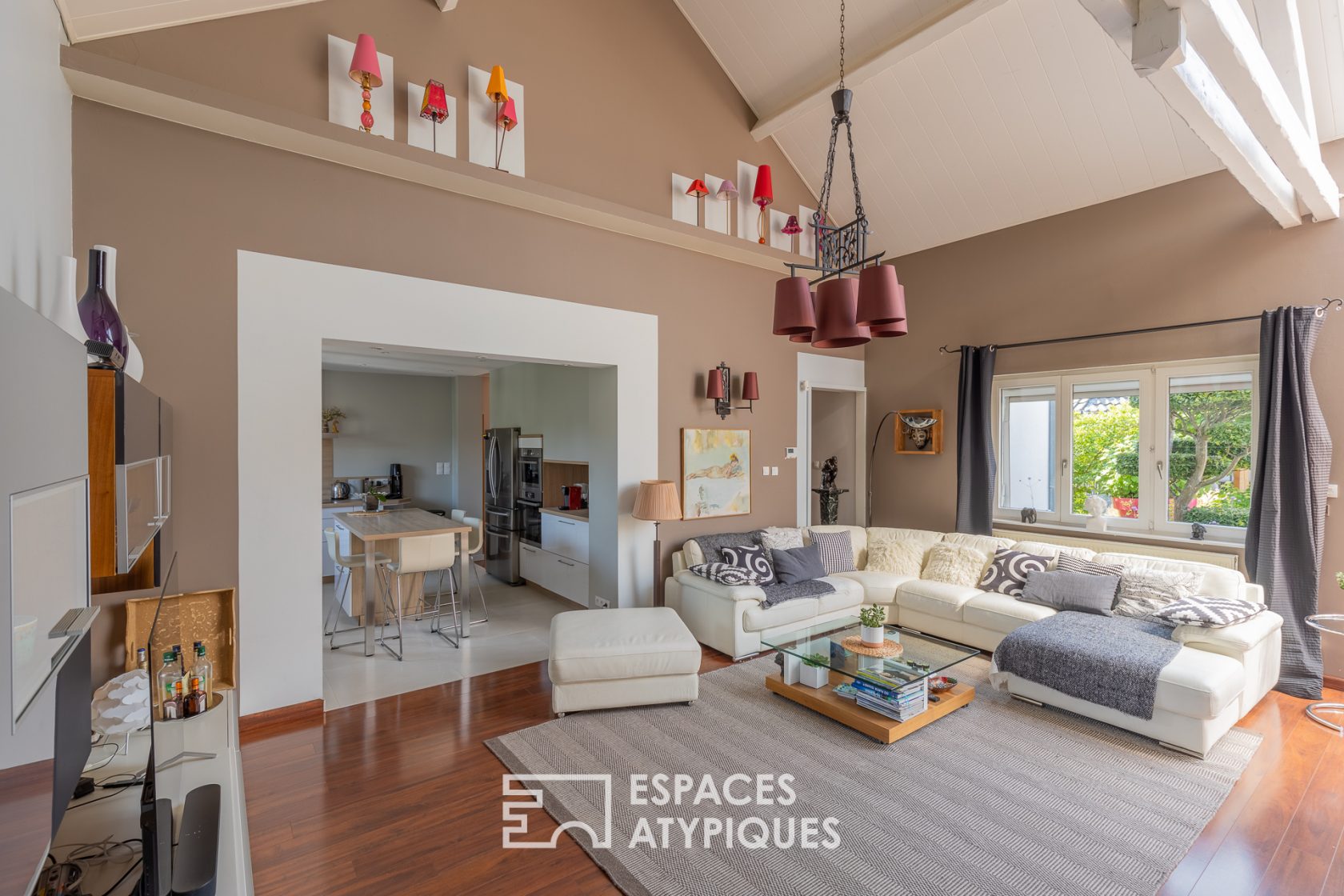 Family home with swimming pool and outbuilding