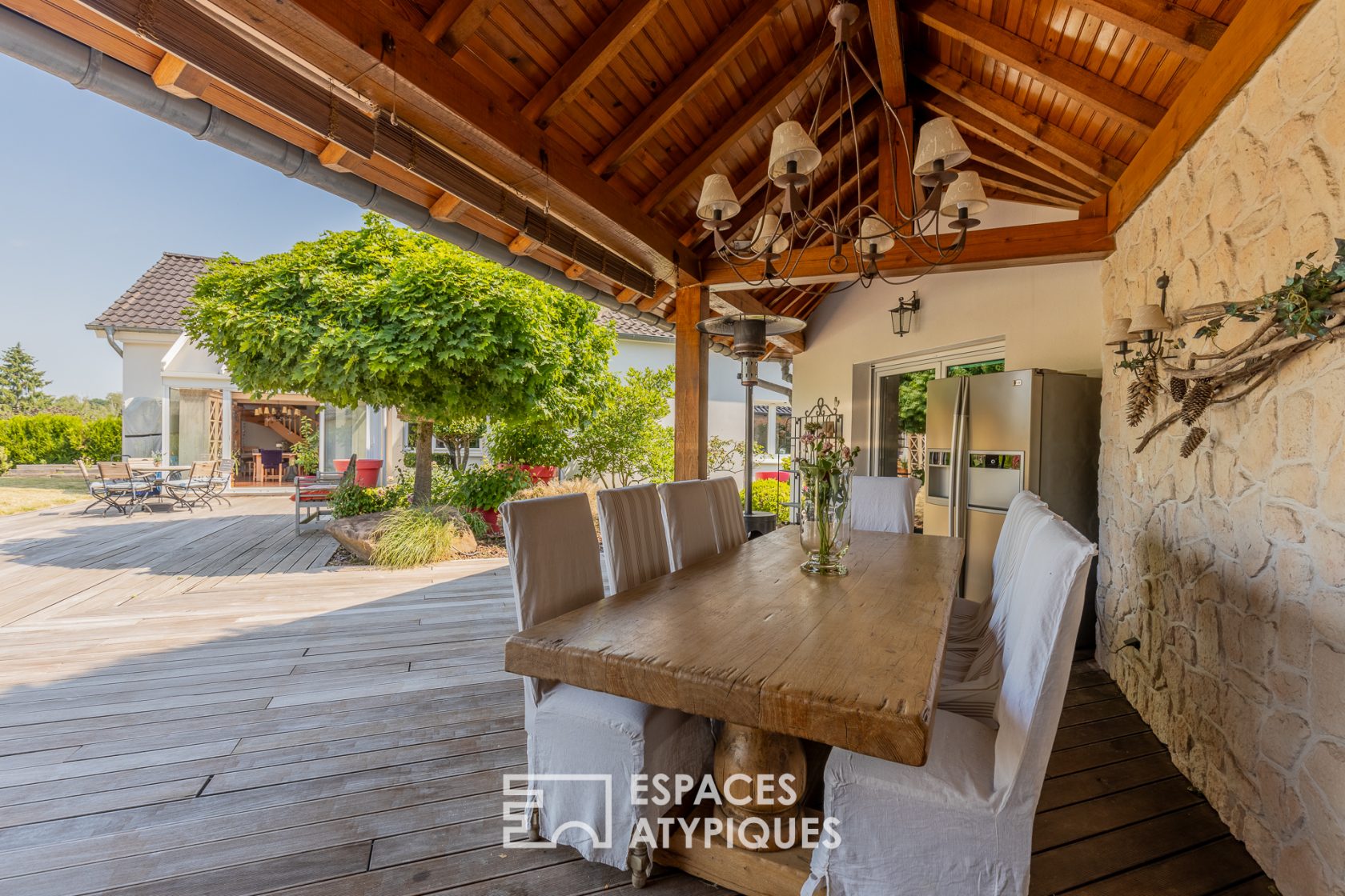 Family home with swimming pool and outbuilding
