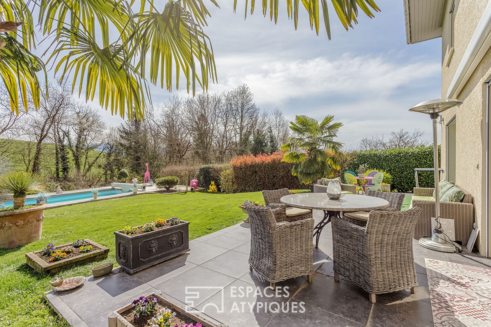 Belle maison aux lignes contemporaines avec piscine et jardin paysagé