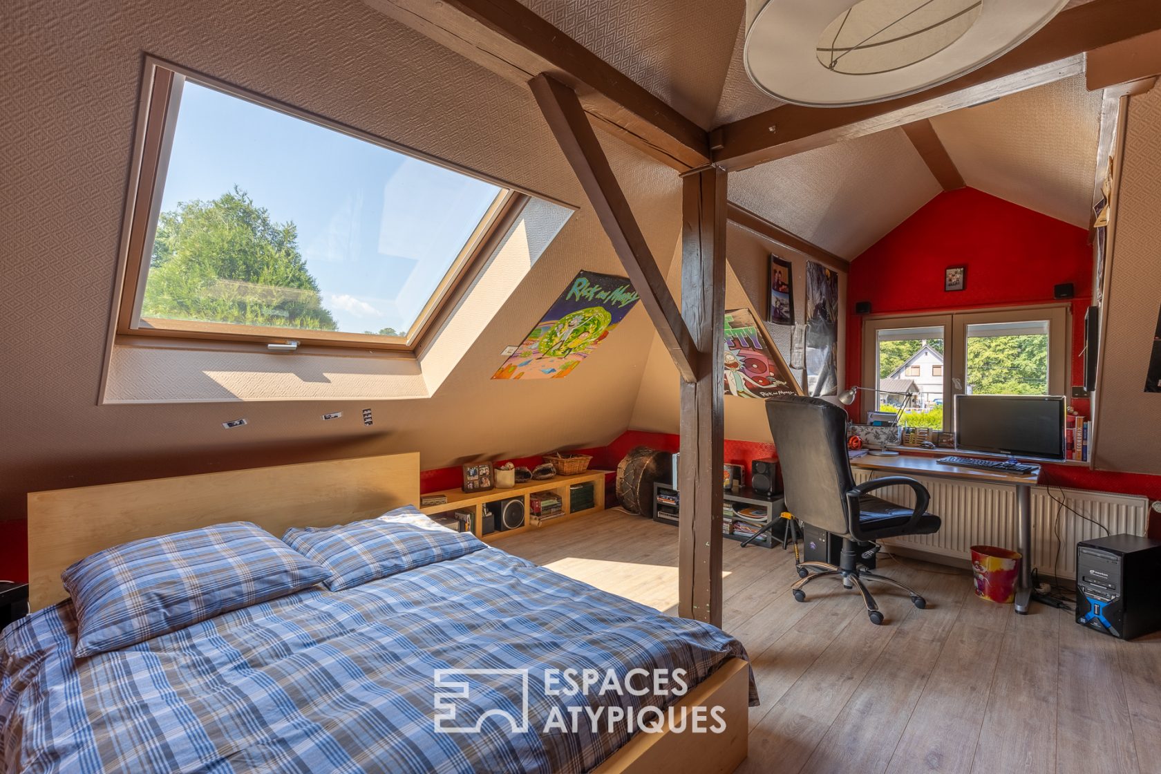 Family home with swimming pool and outbuilding
