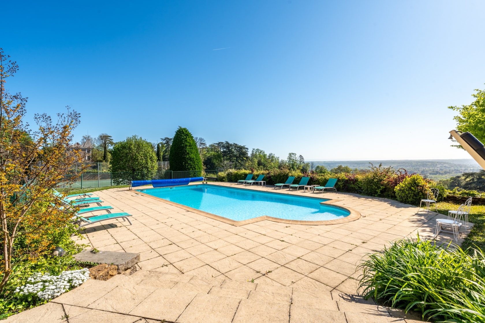 Chapelle au sein d’une belle copropriété avec piscine et tennis