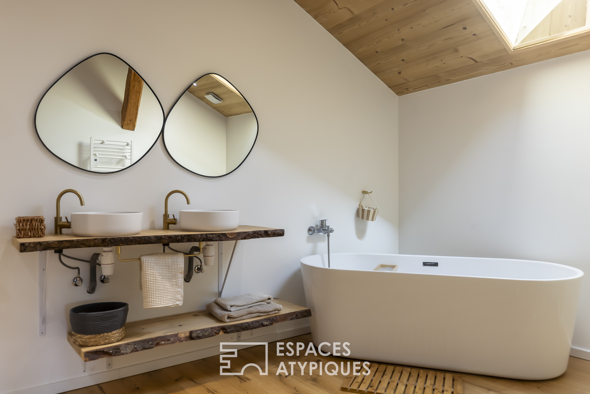 Triplex avec son balcon et sa vue sur le lac Saint-Point