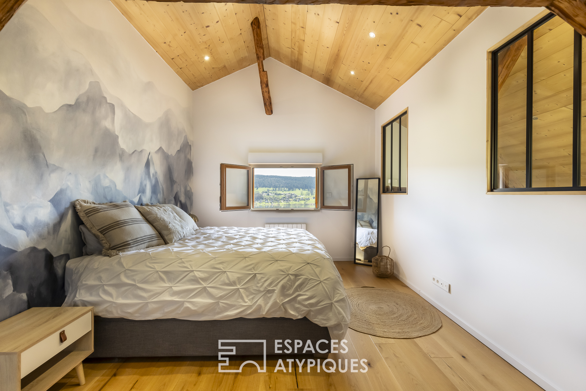 Triplex with balcony and view of Lake Saint-Point