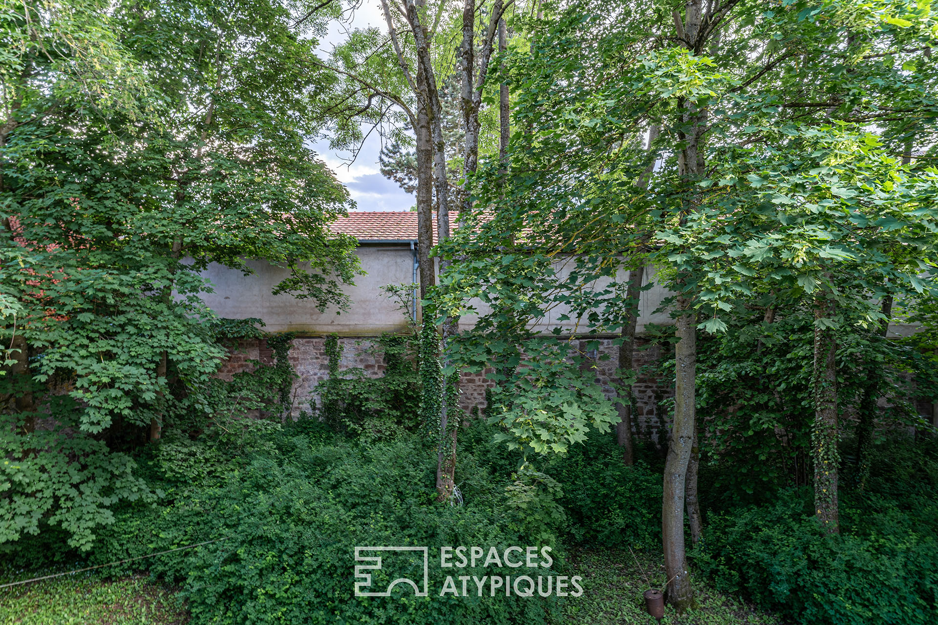 Maison familiale à réinventer dans son écrin de verdure