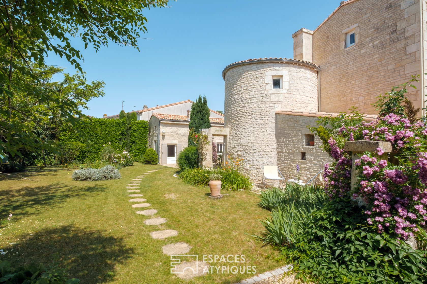 Charmant moulin ancien attenant à sa maison