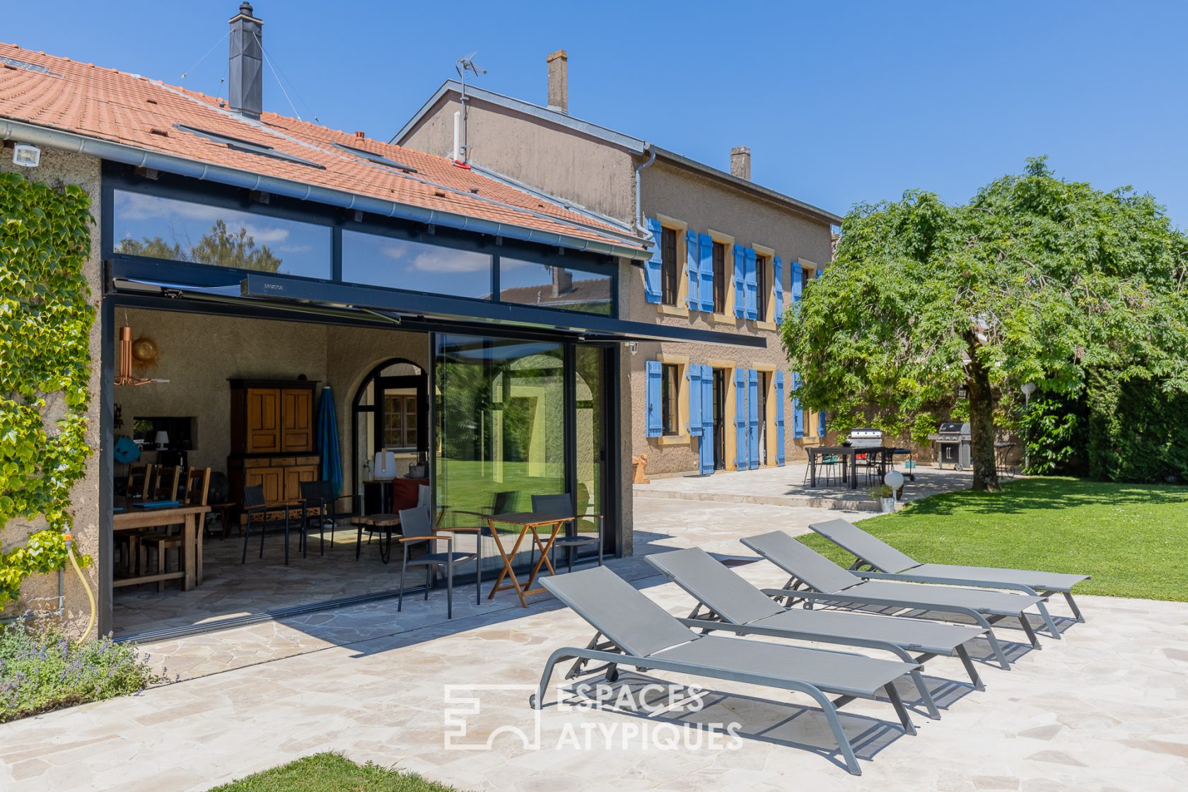 Exceptional farmhouse and its garden with swimming pool