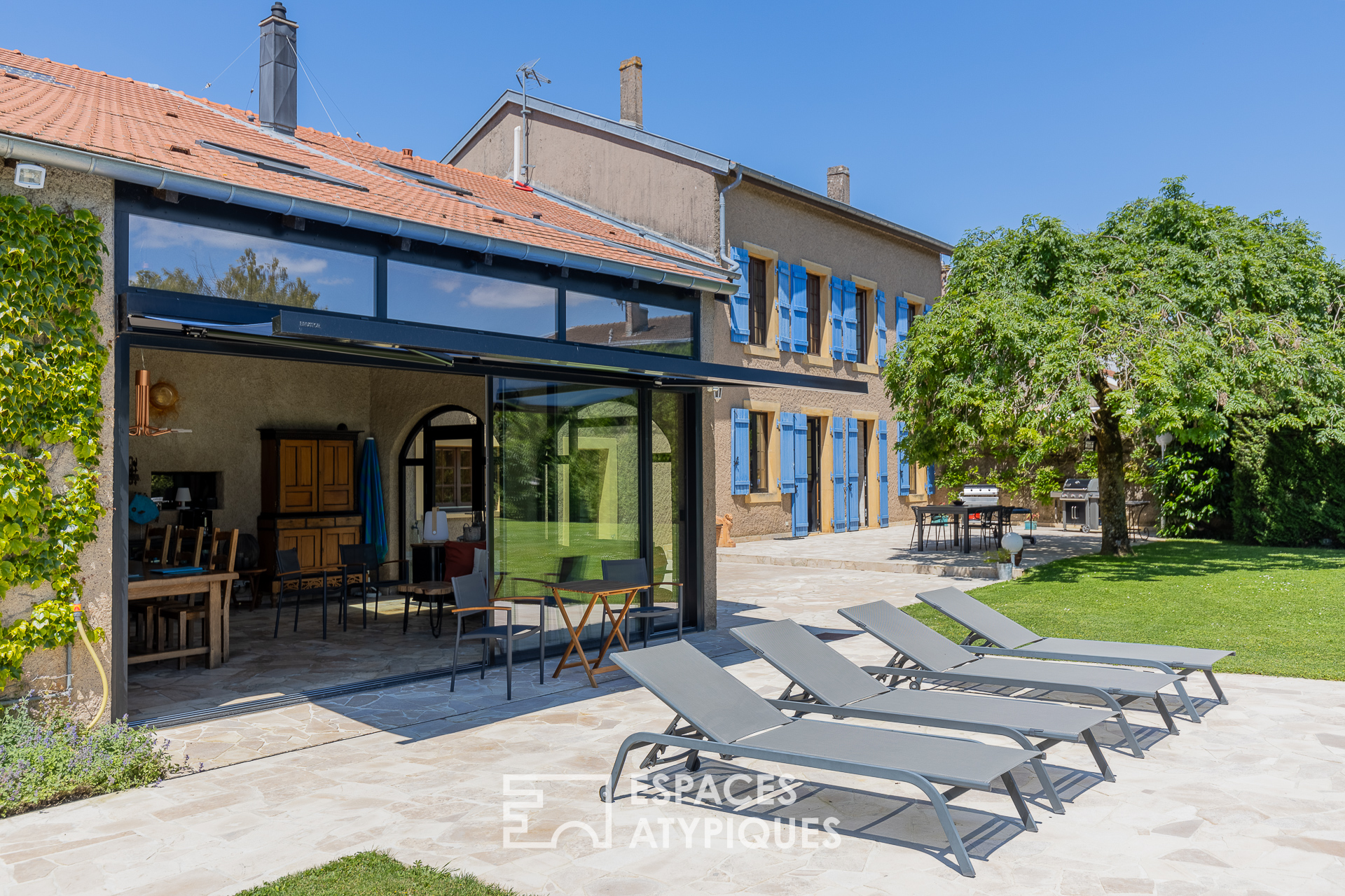 Exceptional farmhouse and its garden with swimming pool