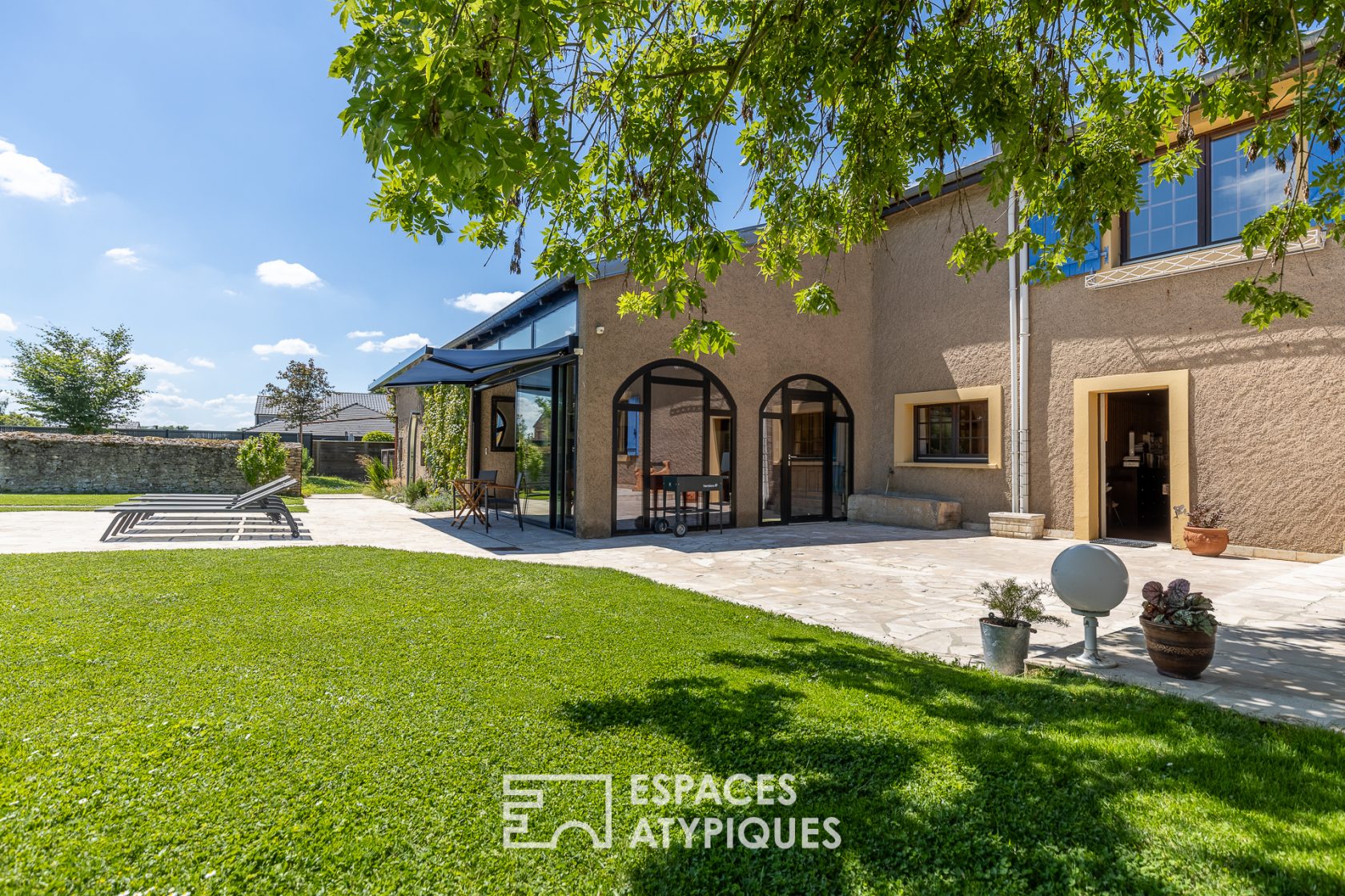 Exceptional farmhouse and its garden with swimming pool