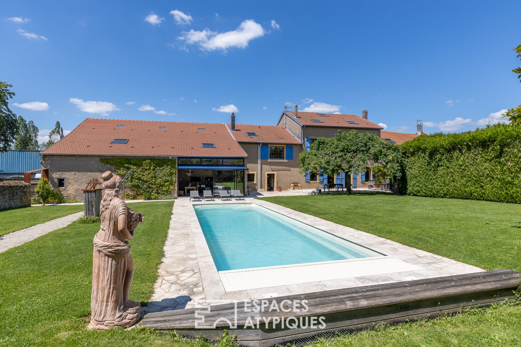 Exceptional farmhouse and its garden with swimming pool
