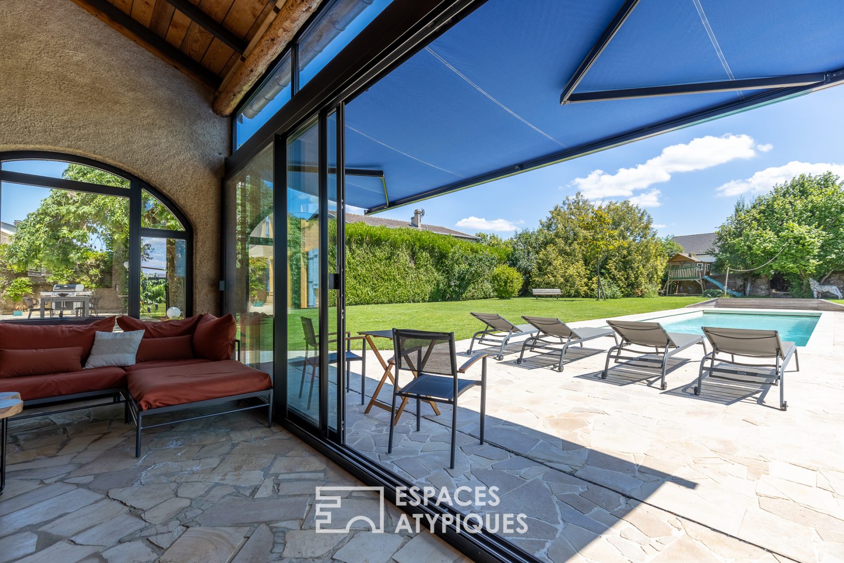 Exceptional farmhouse and its garden with swimming pool