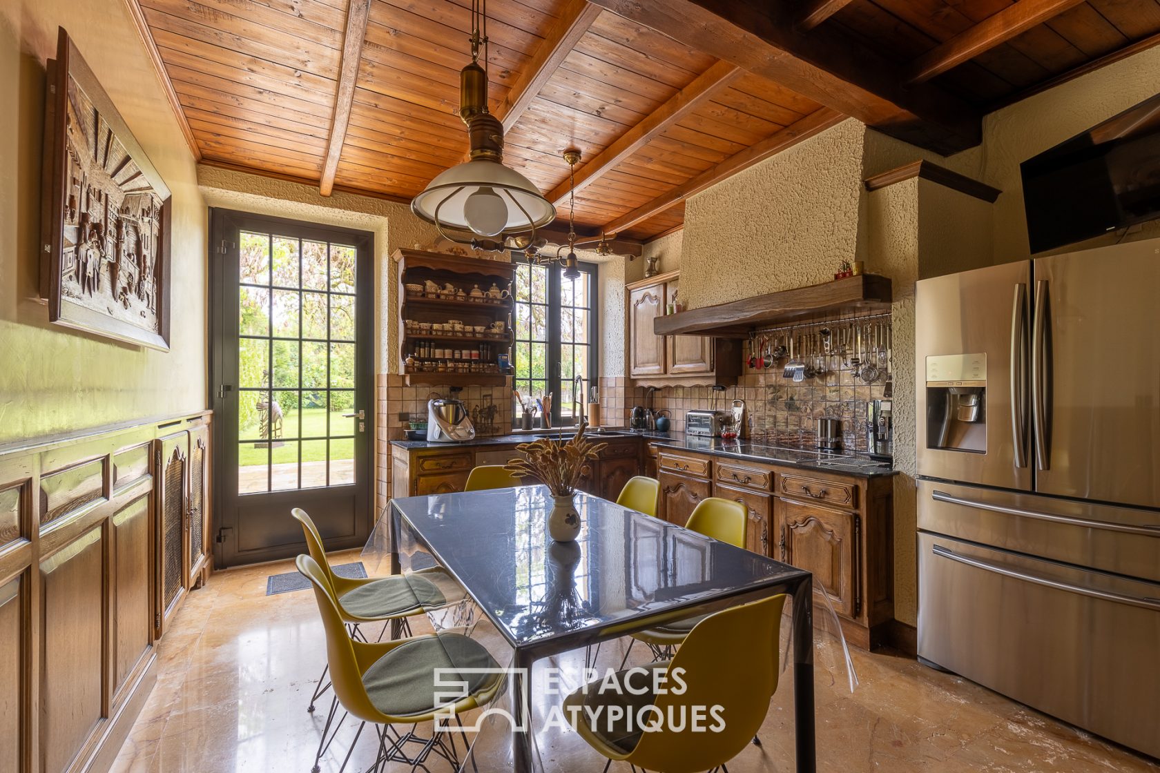 Exceptional farmhouse and its garden with swimming pool