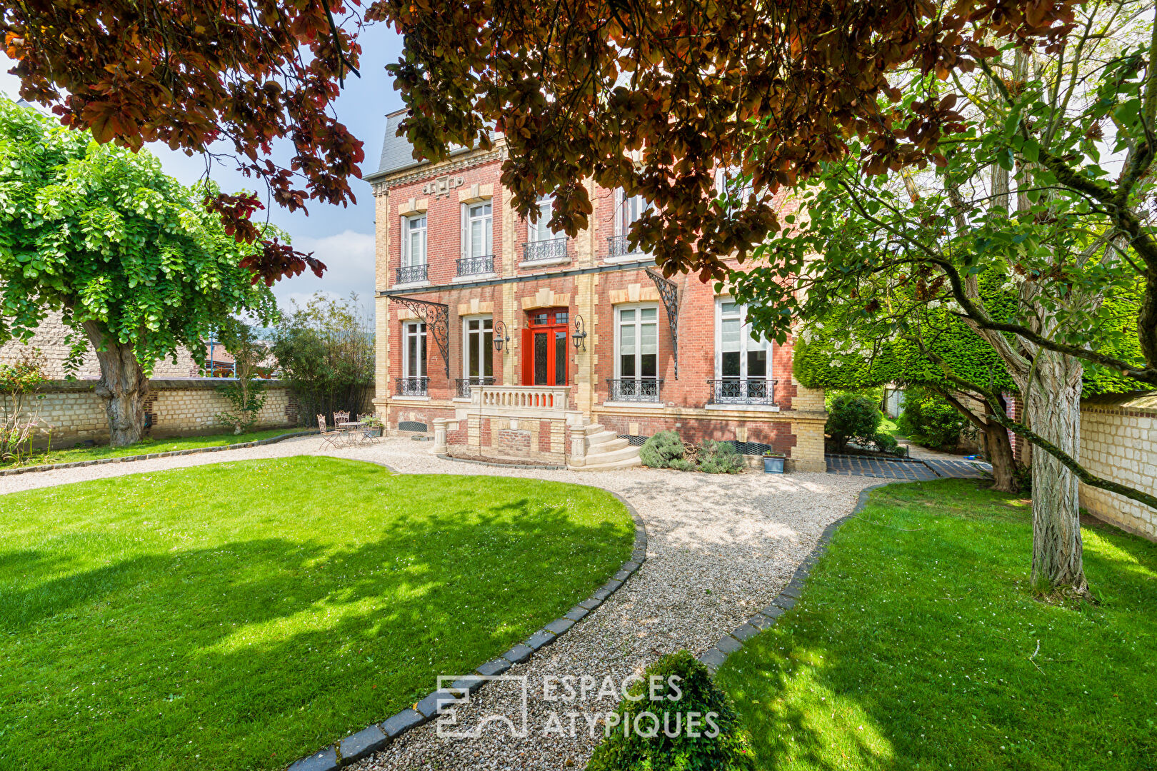 Maison bourgeoise proche de la Seine avec annexe