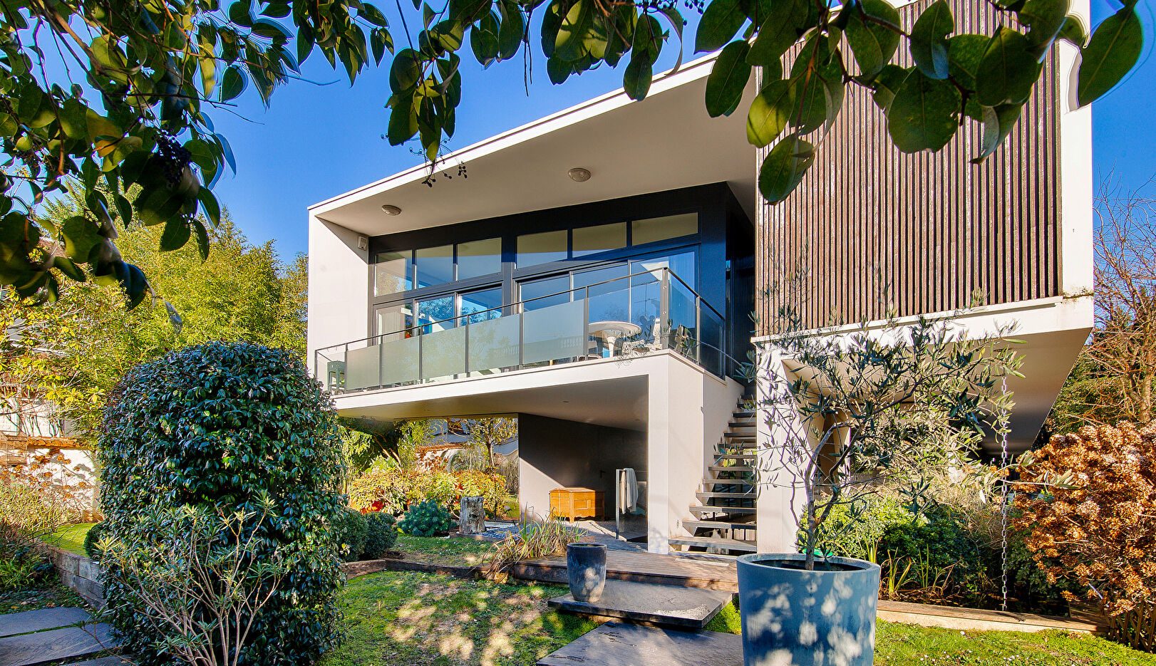 Trouvez votre bien immobilier parmi une sélection de biens atypiques : Maison d'architecte - Villa d'architecte - Appartement rénové par architecte