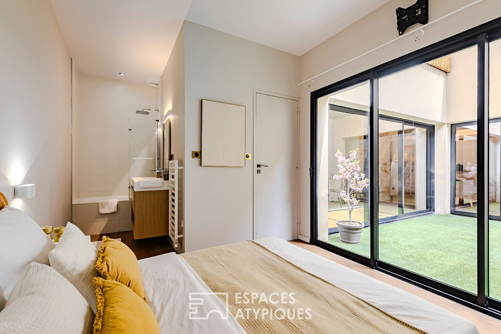 Loft avec garage et terrasse en plein coeur des Chartrons