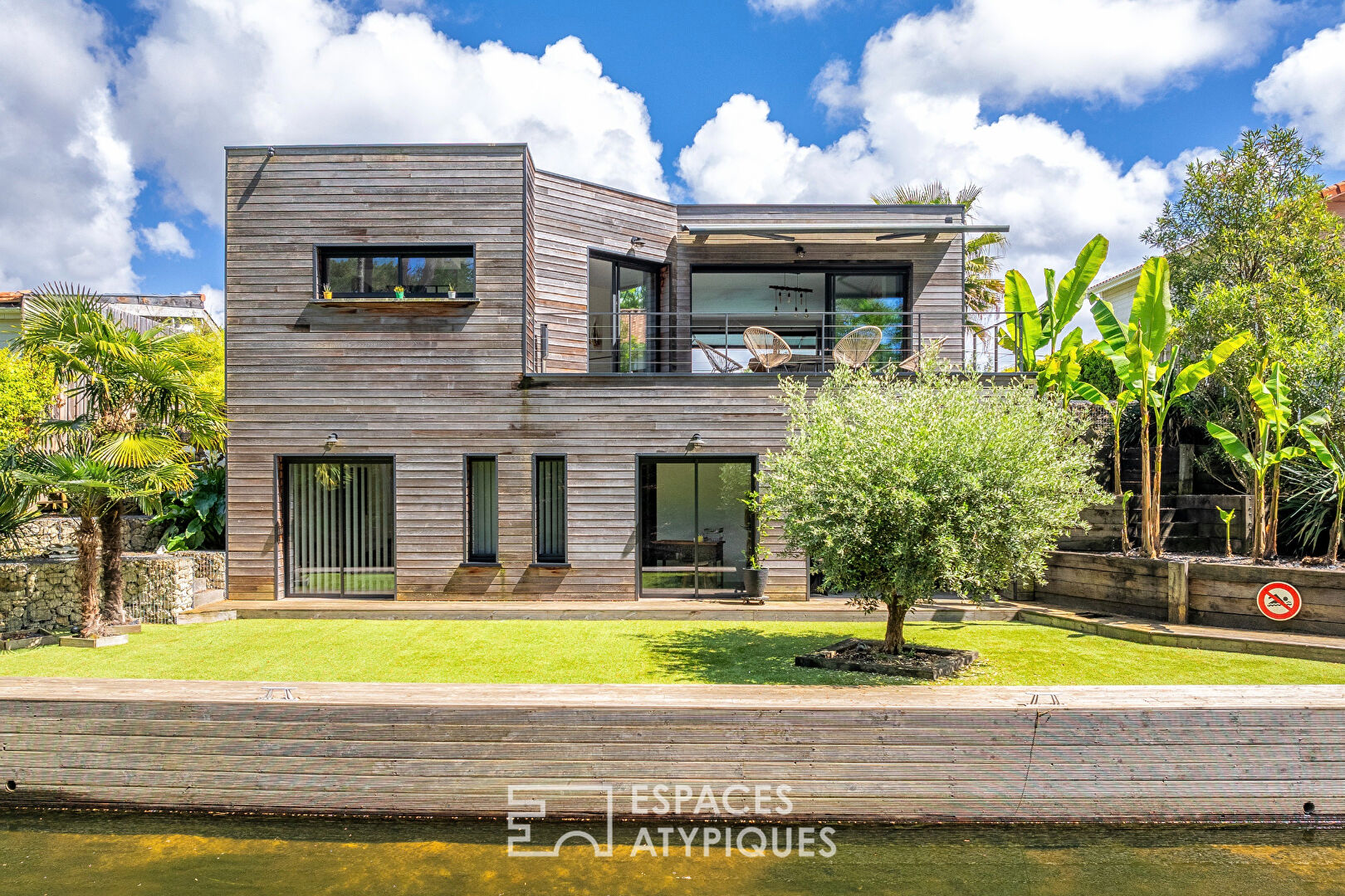 Magnificent contemporary house with private pontoon on the Canal