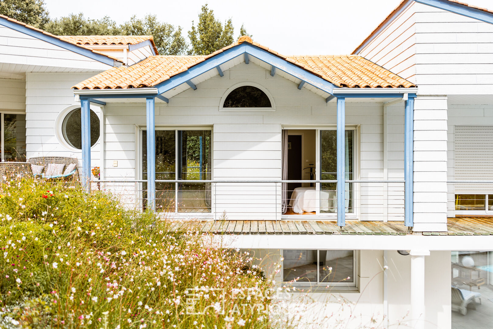 Contemporaine aux lignes furtives et son écrin de verdure proche des plages