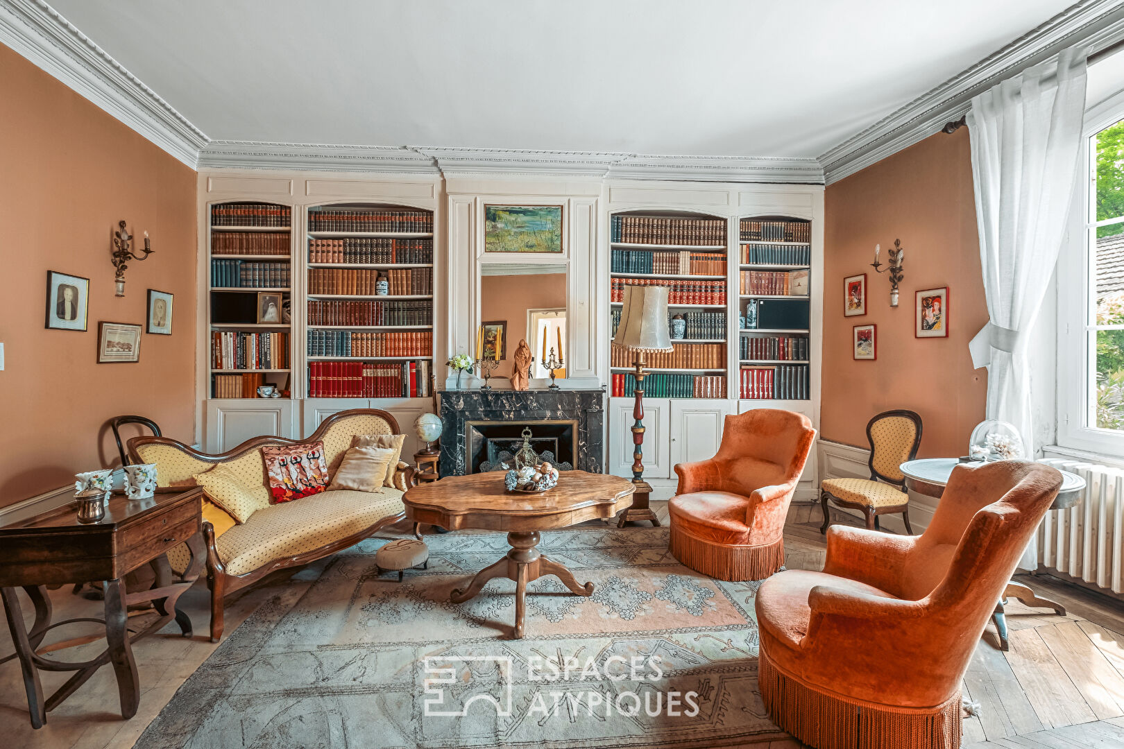 Beautiful mansion to renovate in a wooded park