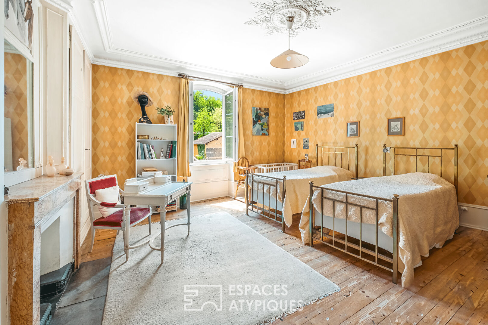 Beautiful mansion to renovate in a wooded park