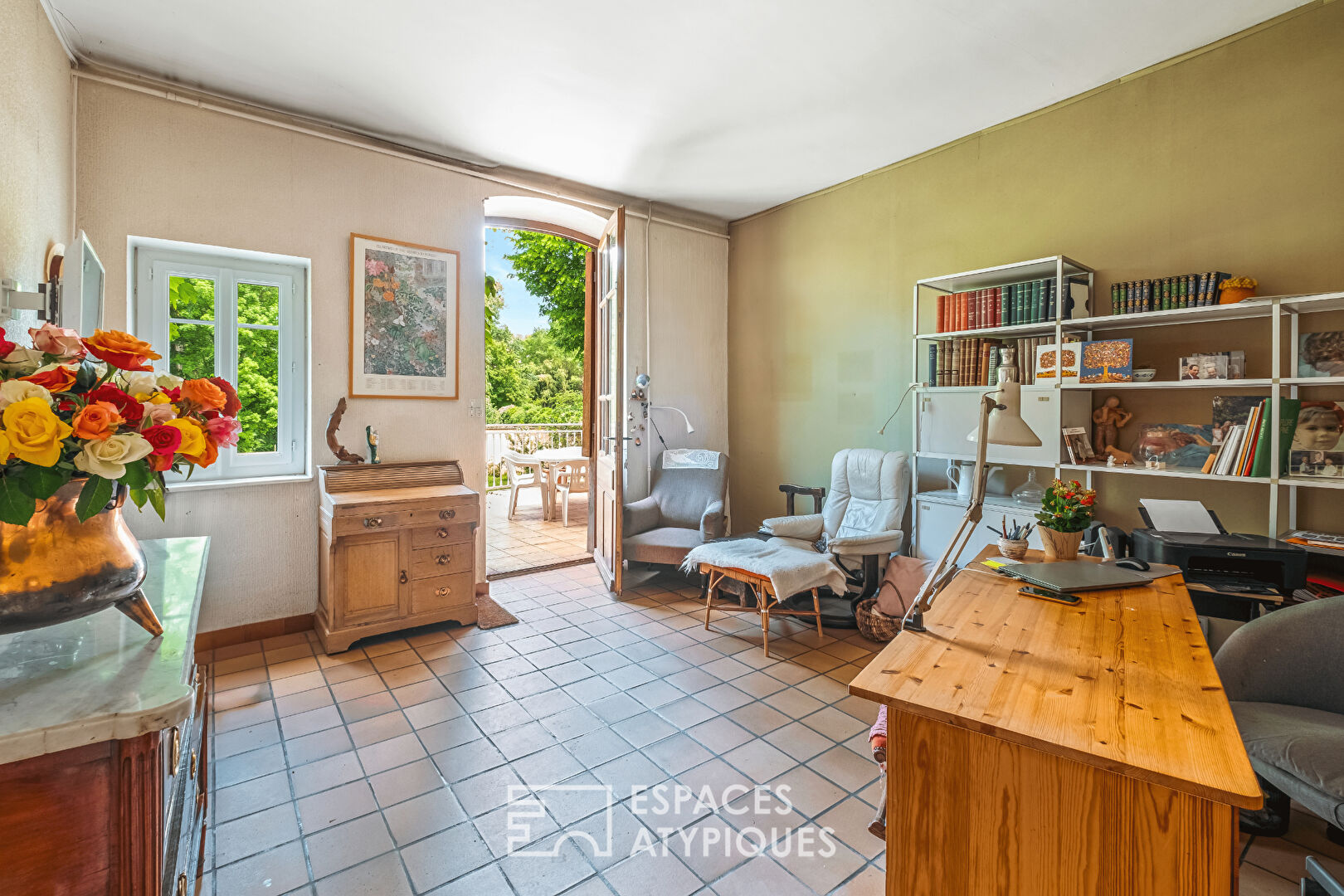 Beautiful mansion to renovate in a wooded park