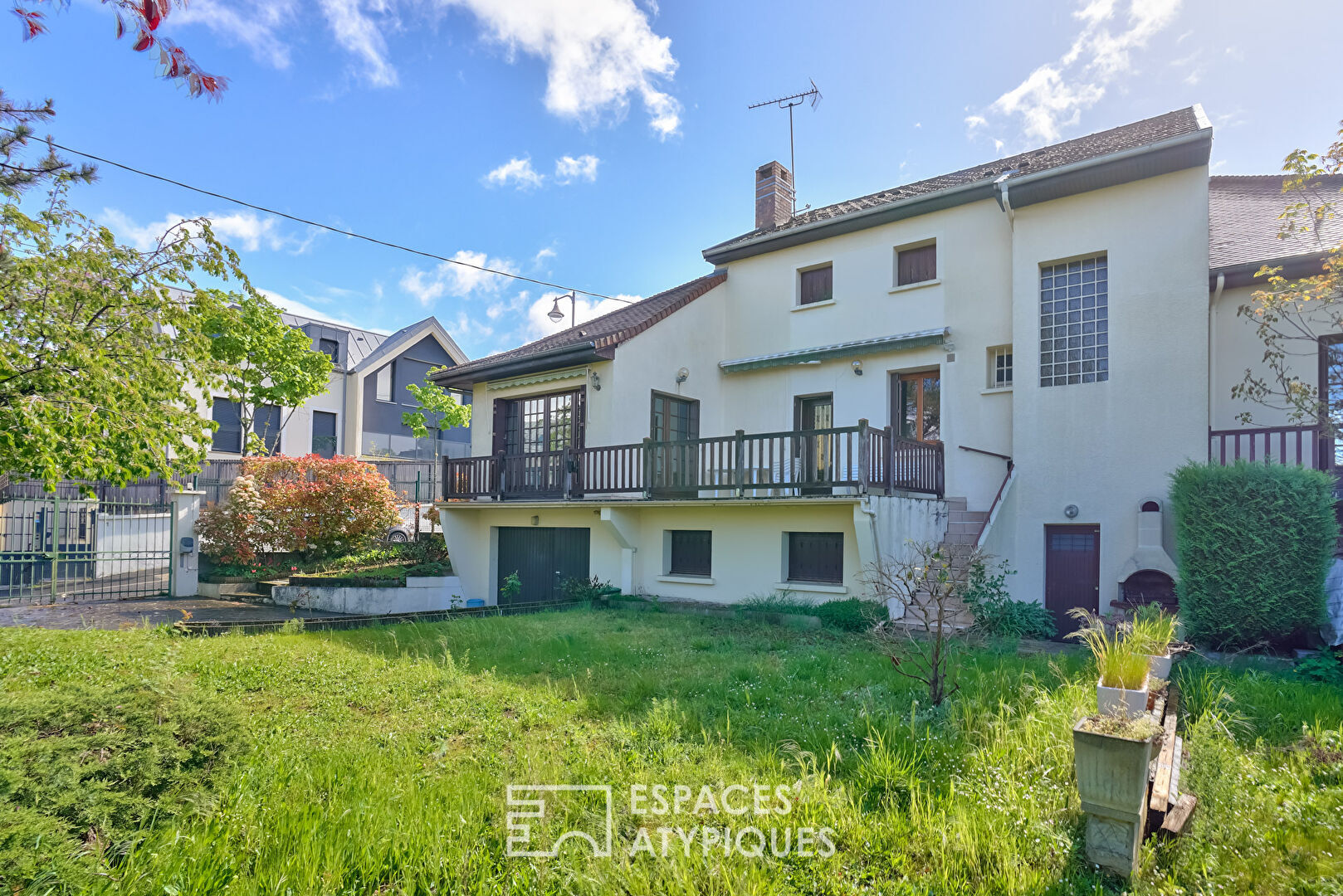 House with terrace and garden in a quiet Coteaux neighborhood