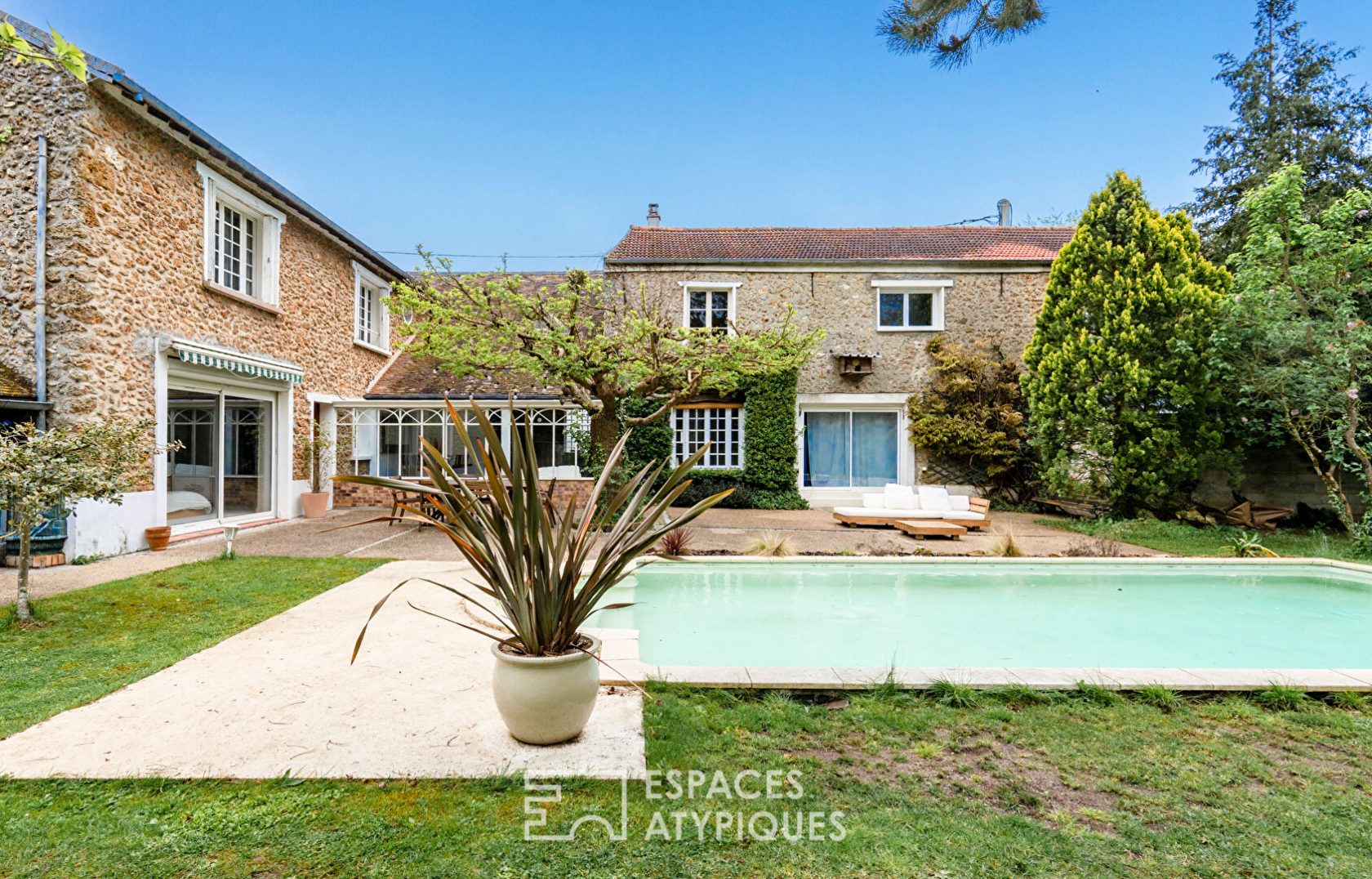 Superb Meulière revisited in the heart of the town center of Chevreuse