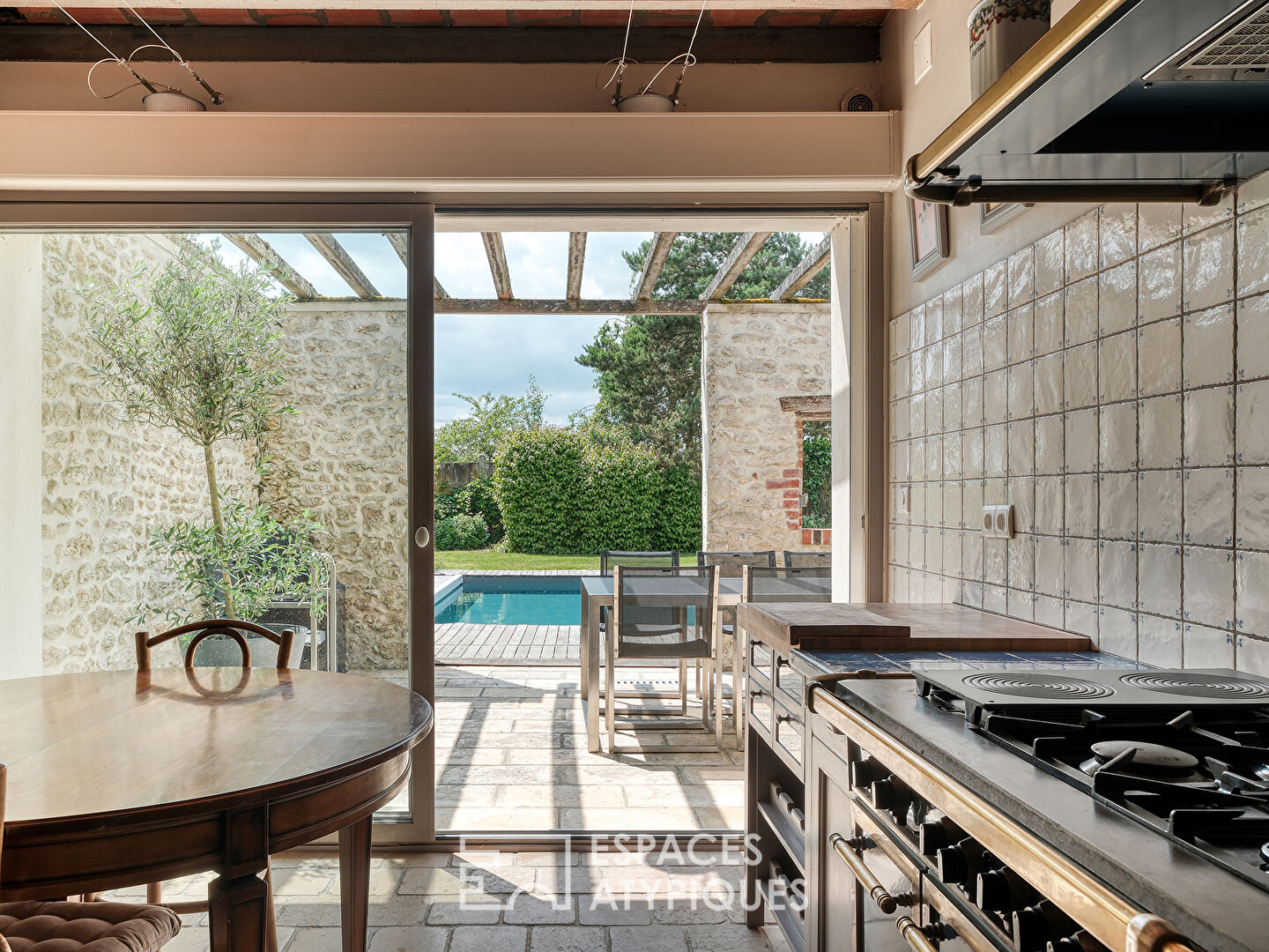Longère avec piscine et sa grange contemporaine