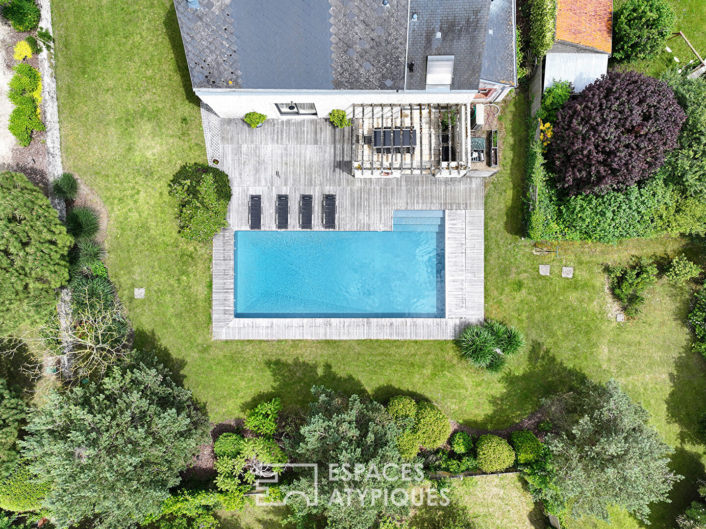 Longère avec piscine et sa grange contemporaine