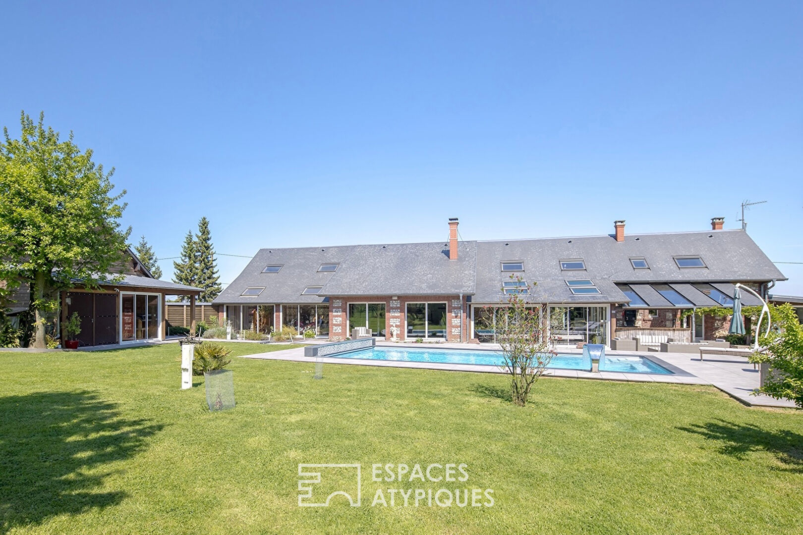 Former stable transformed into an exclusive property, with swimming pool and outbuildings