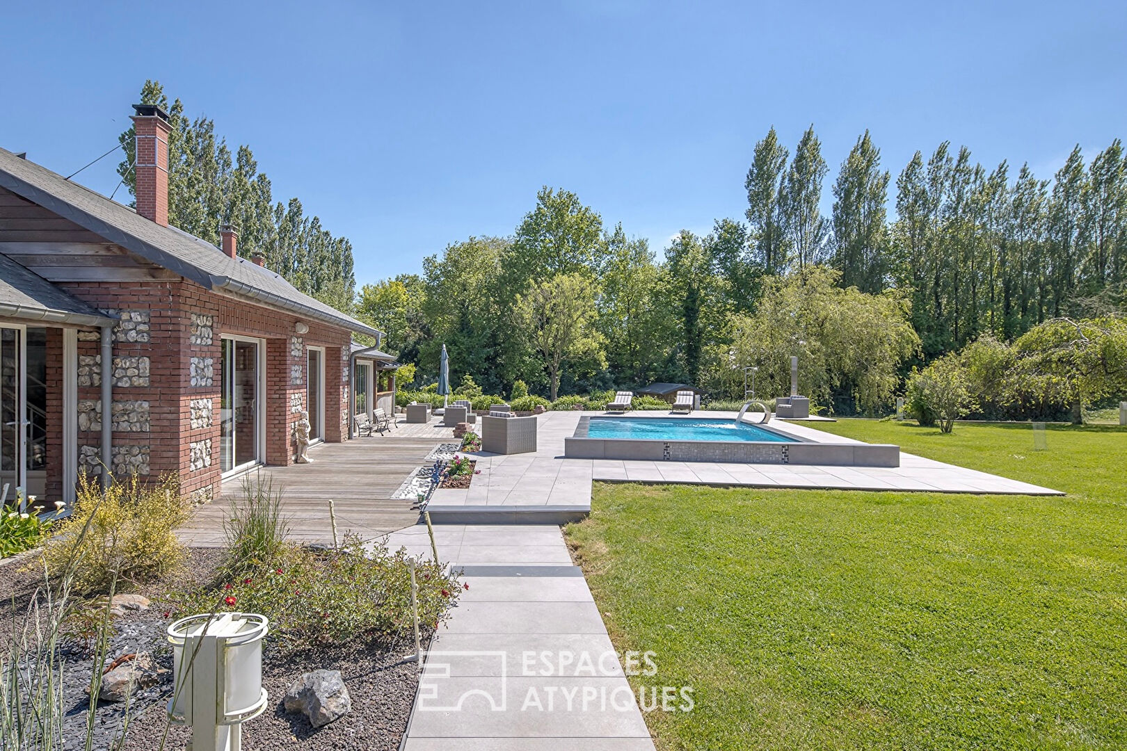 Former stable transformed into an exclusive property, with swimming pool and outbuildings