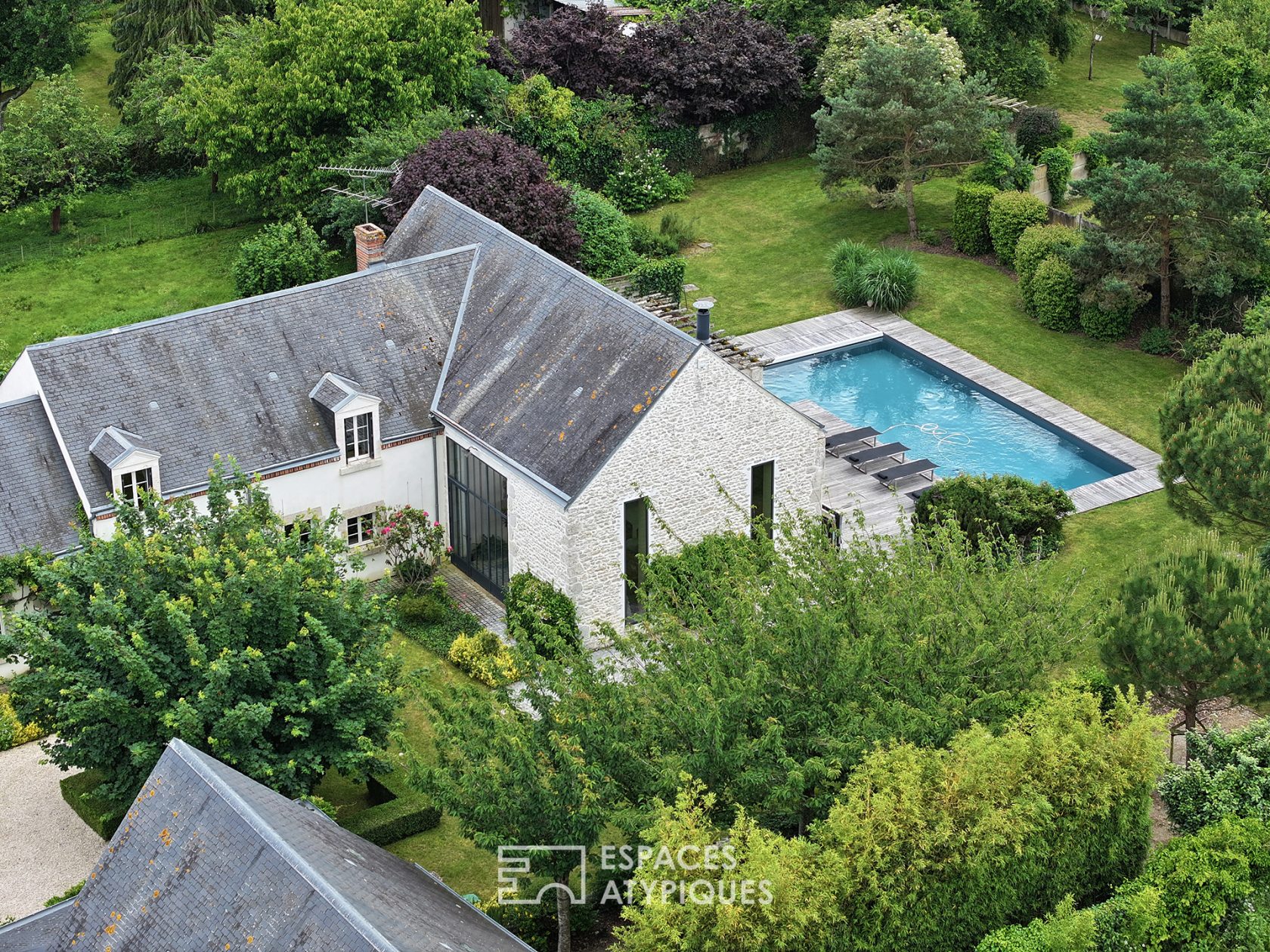 Longère avec piscine et sa grange contemporaine