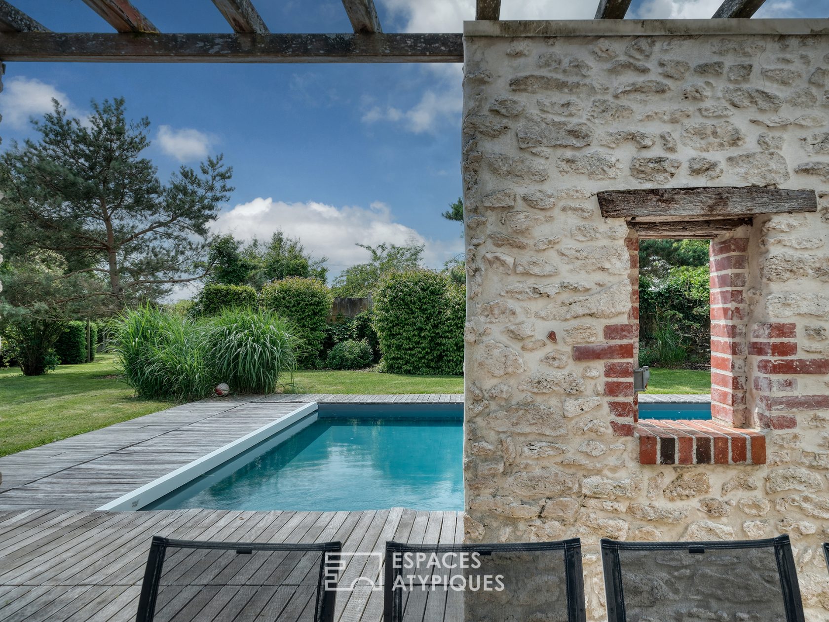 Longère avec piscine et sa grange contemporaine