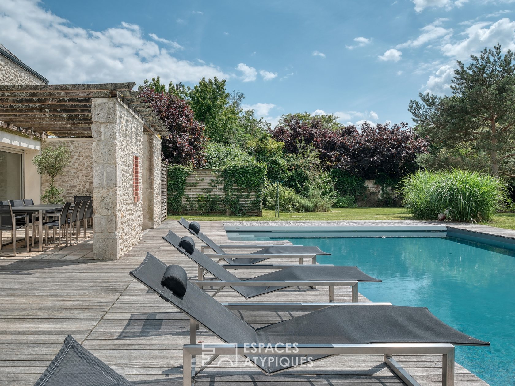 Longère avec piscine et sa grange contemporaine