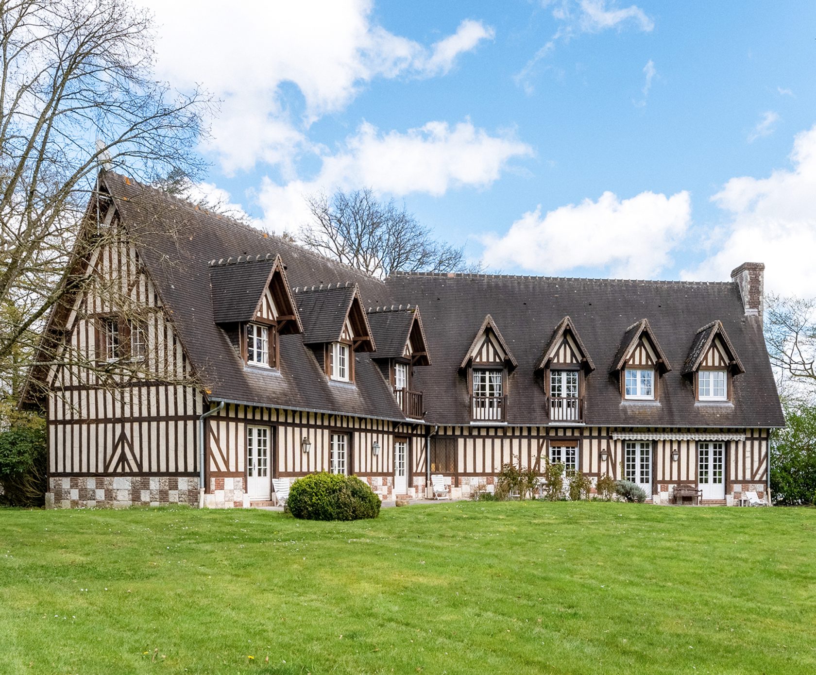 Trouvez votre bien immobilier parmi une sélection de biens atypiques : Grange – maison de campagne – bergerie – maison de village – corps de ferme – longere - chaumière