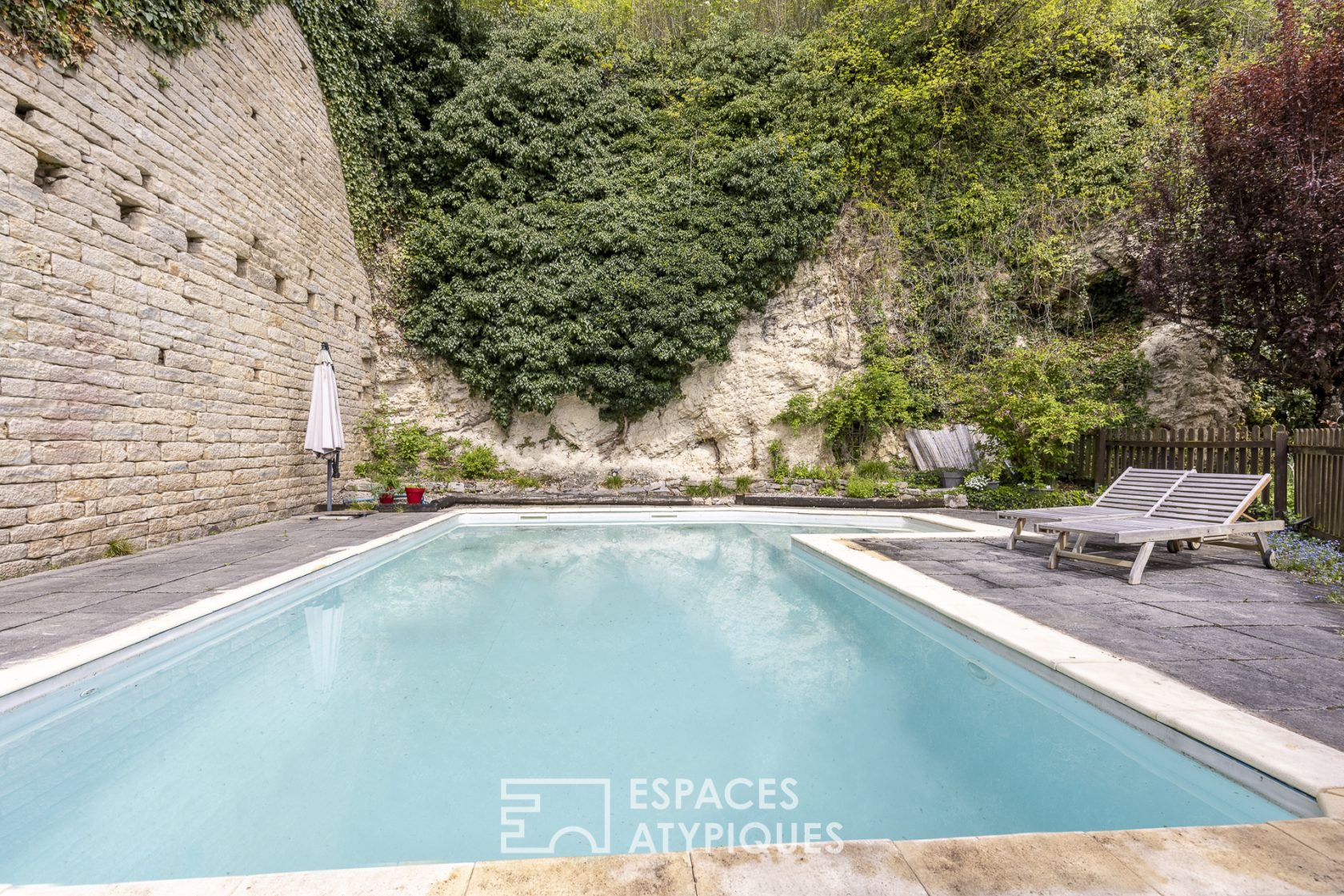 Maison de caractère avec piscine en plein coeur d’un ancien village viticole