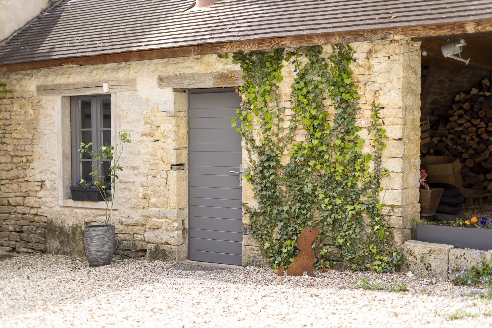 Character house with pool in the heart of an old wine village