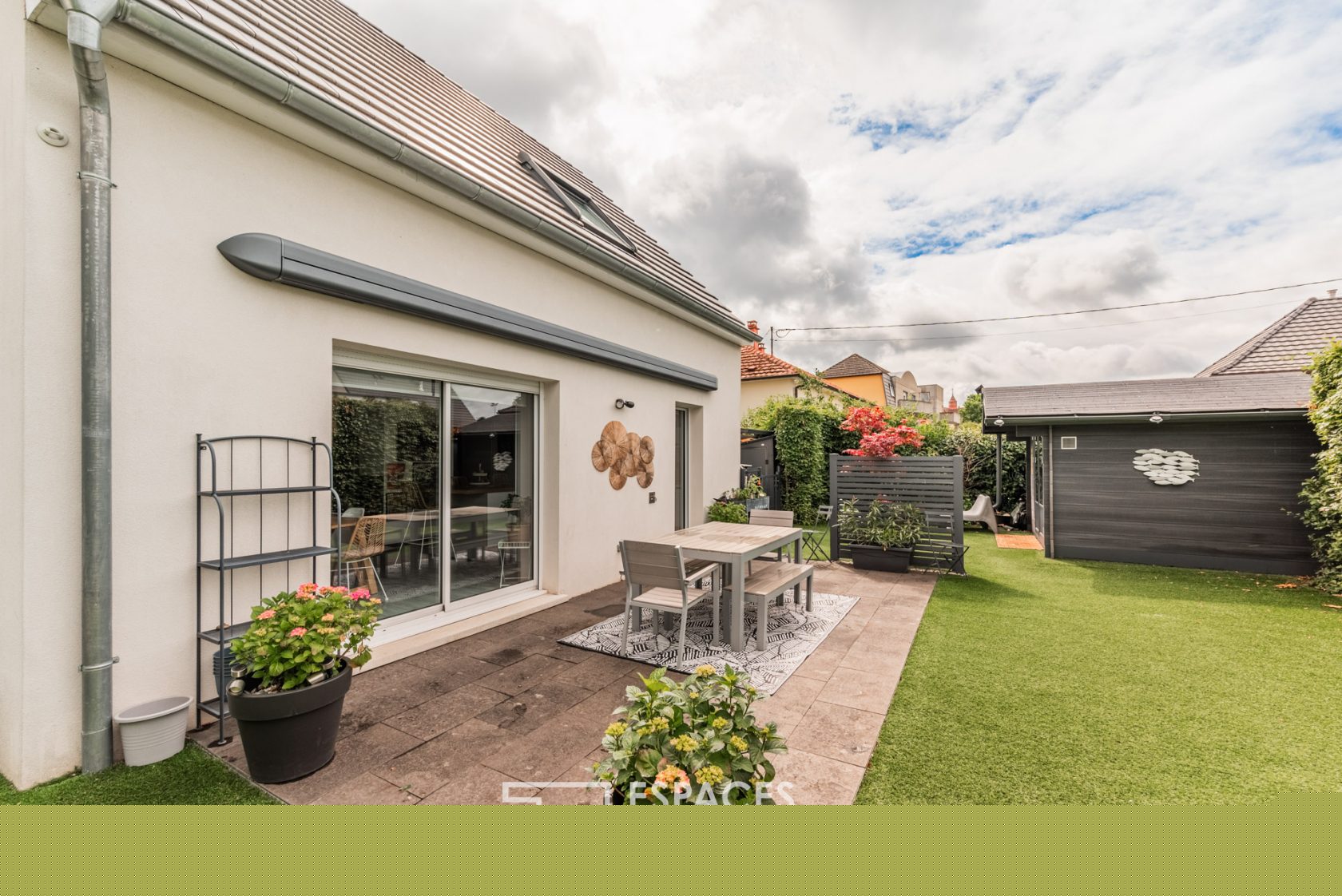 Maison contemporaine et son jardin