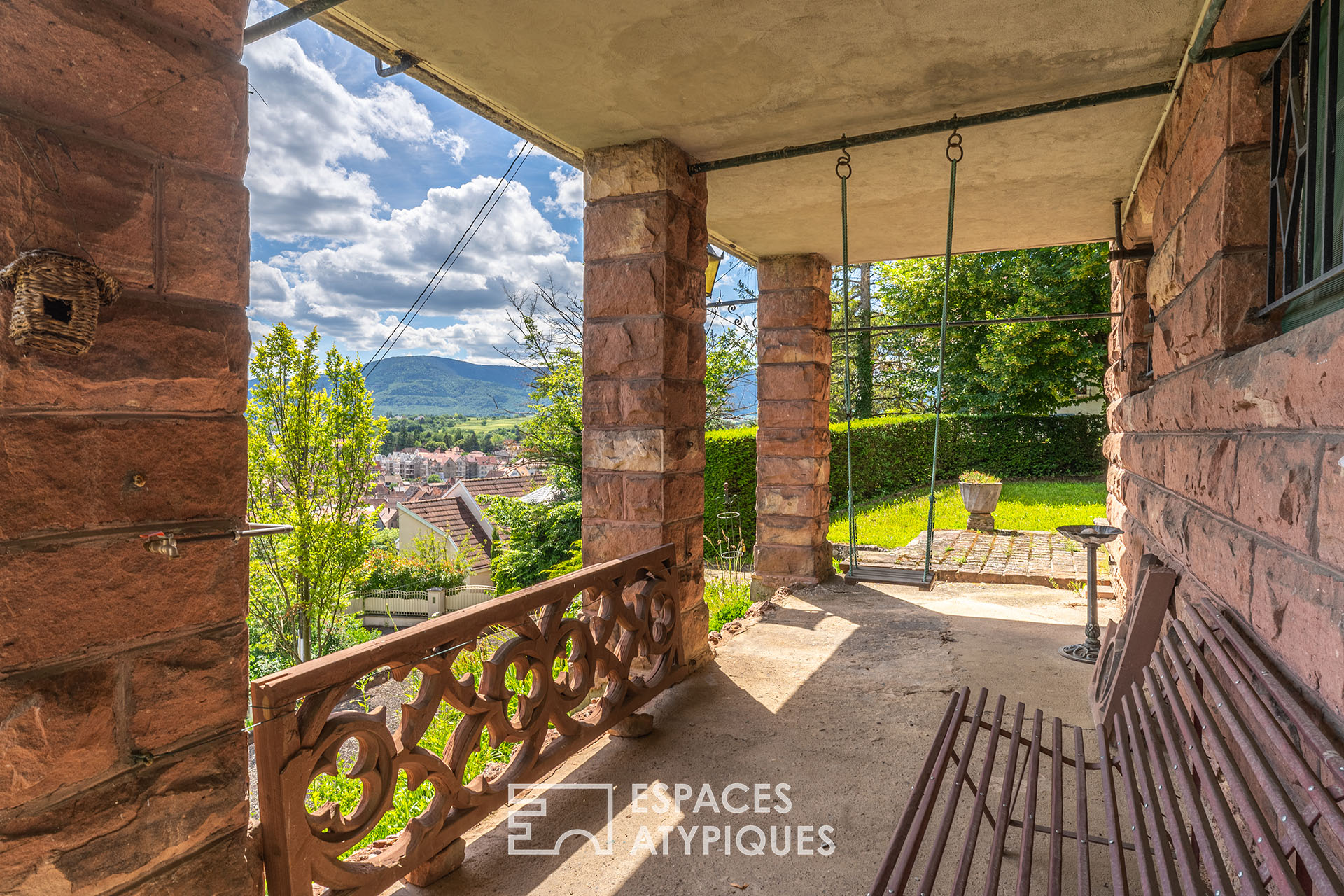 1930s house perched on the heights of Mont National