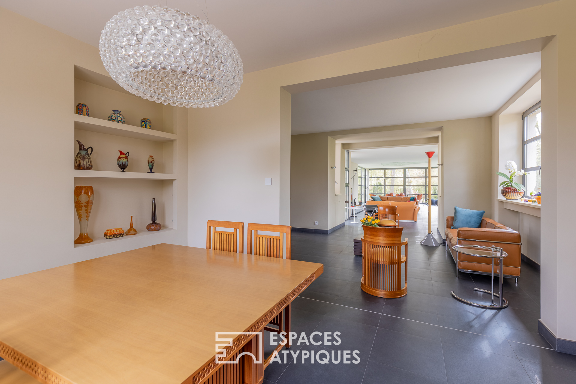 Character house and its contemporary extension in the heart of a wooded park