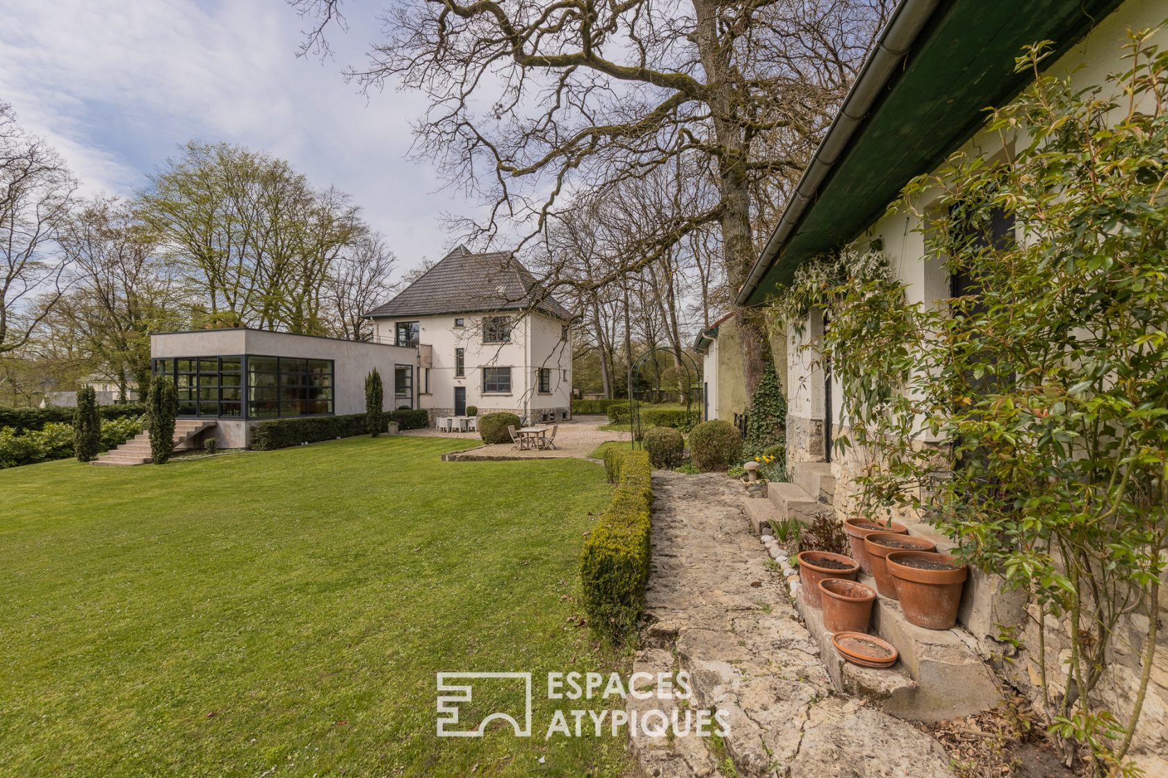Character house and its contemporary extension in the heart of a wooded park