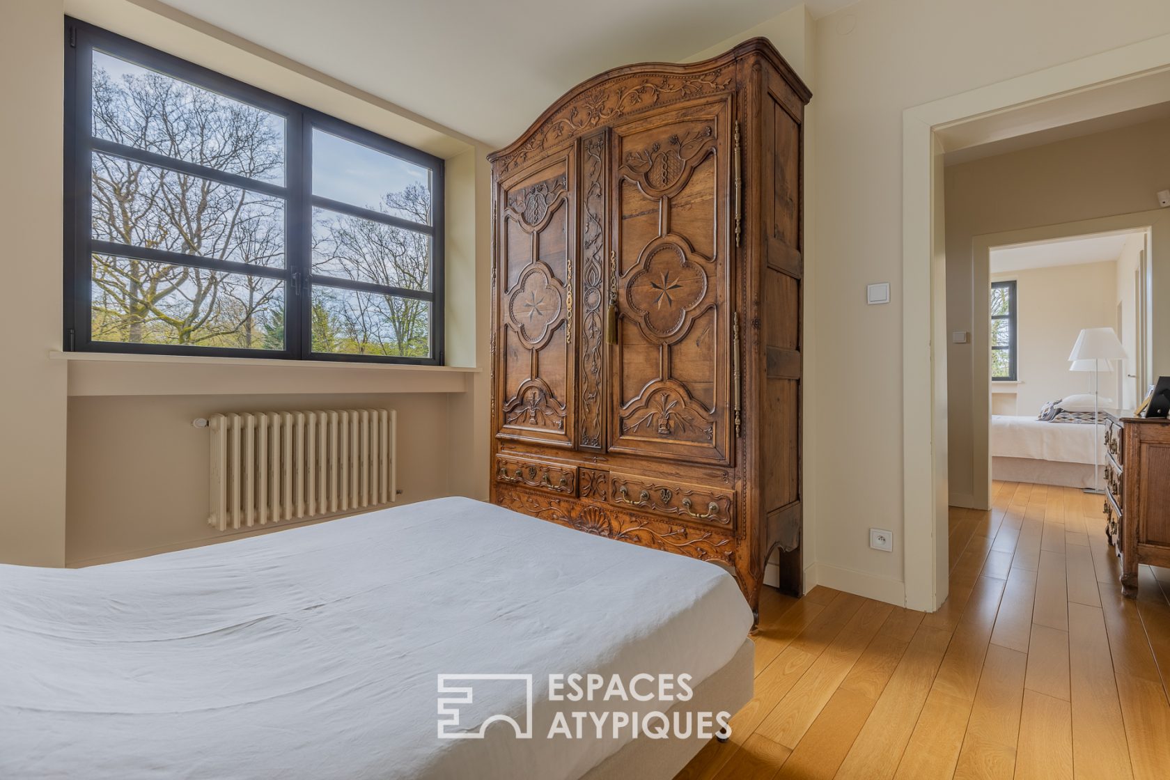 Maison de caractère et son extension contemporaine au coeur d’un parc arboré