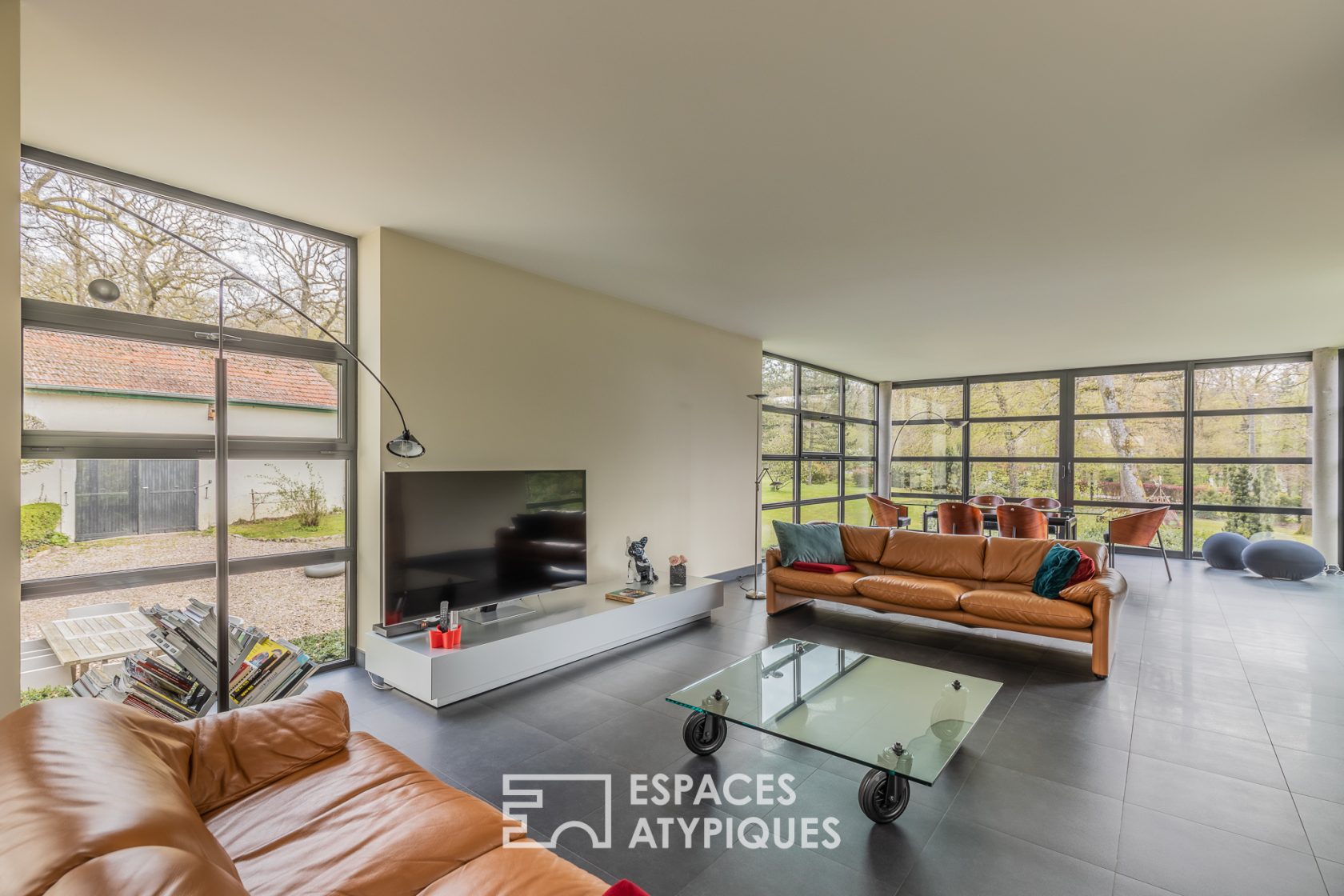 Character house and its contemporary extension in the heart of a wooded park