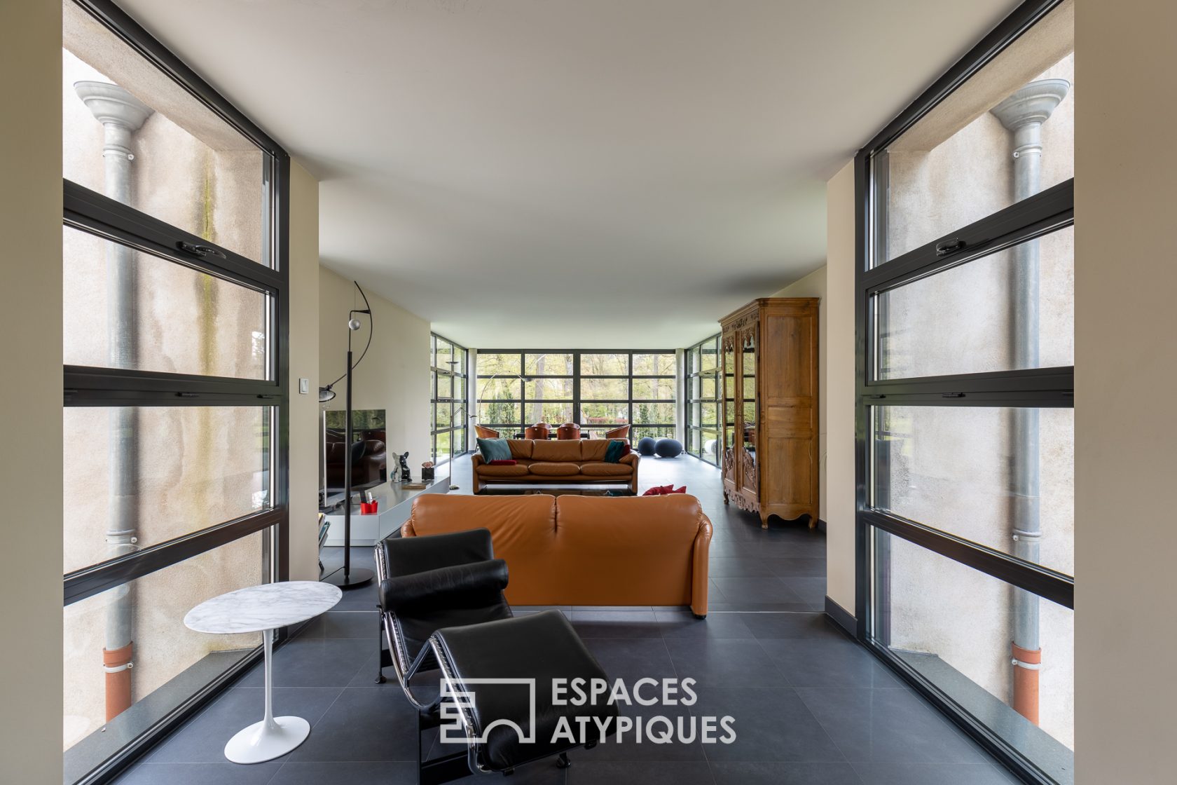 Character house and its contemporary extension in the heart of a wooded park