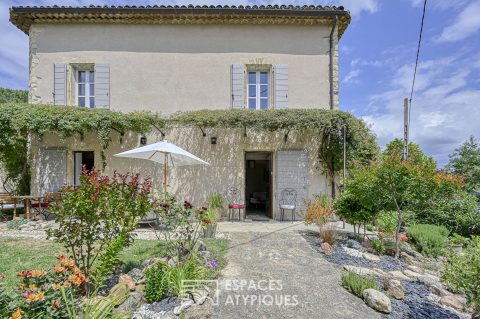 Élégante maison de hameau et son jardin paysagé