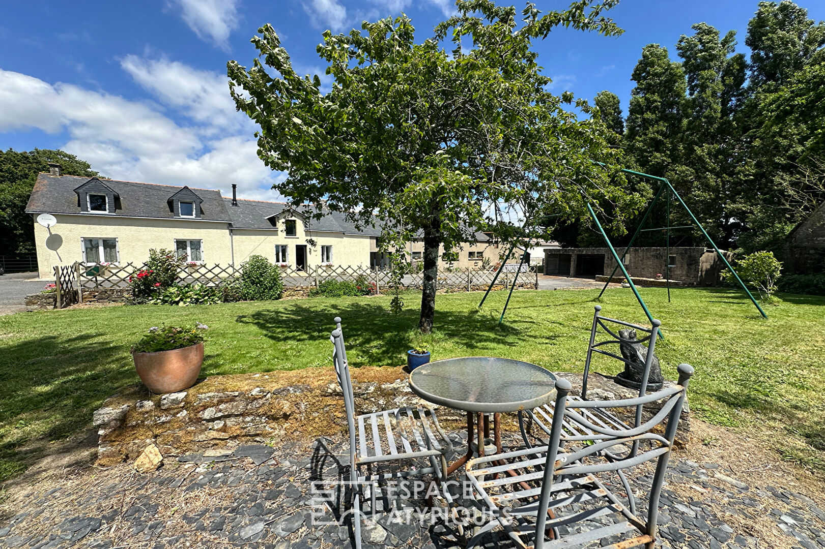 Renovated farmhouse with swimming pool on 6 hectares