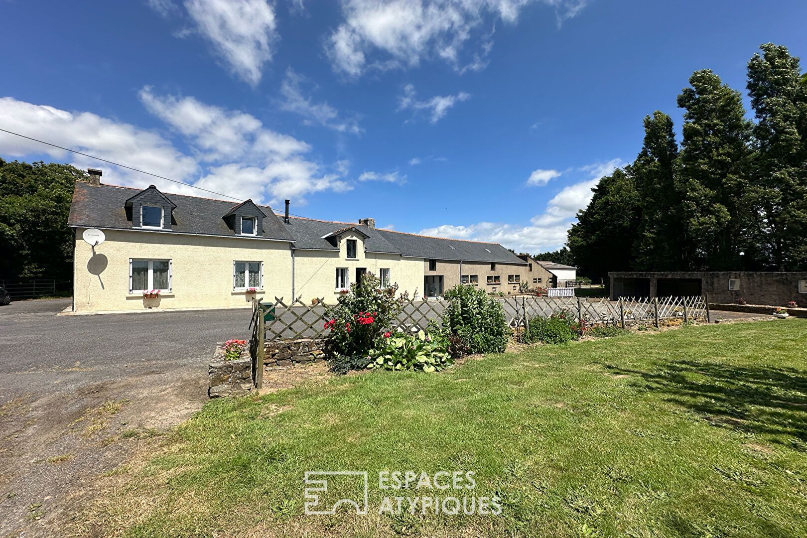 Renovated farmhouse with swimming pool on 6 hectares