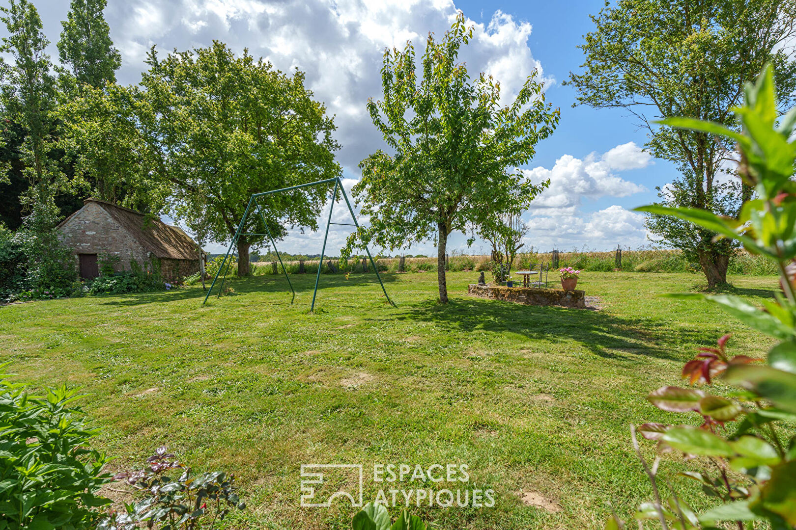 Renovated farmhouse with swimming pool on 6 hectares