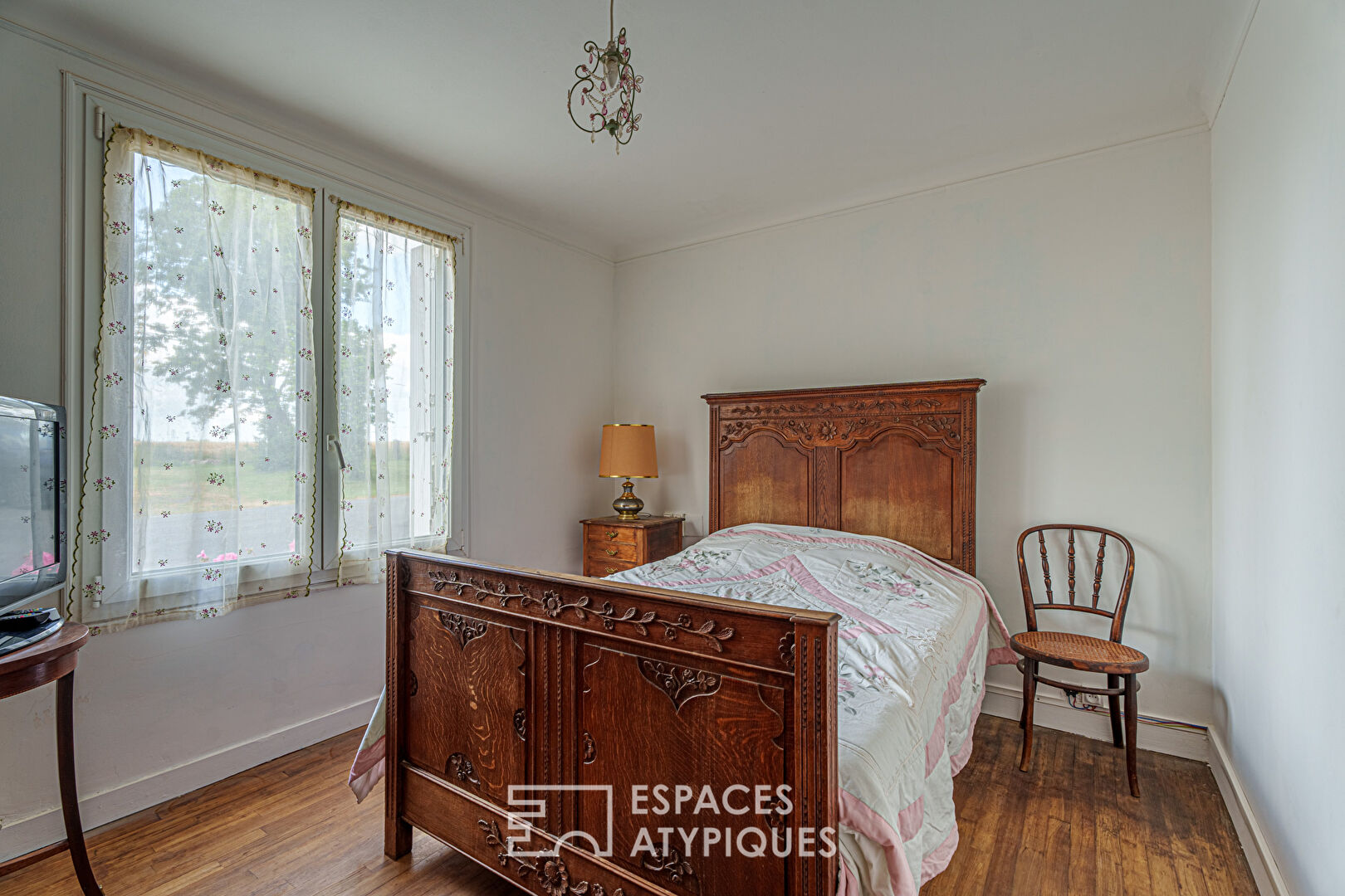 Renovated farmhouse with swimming pool on 6 hectares
