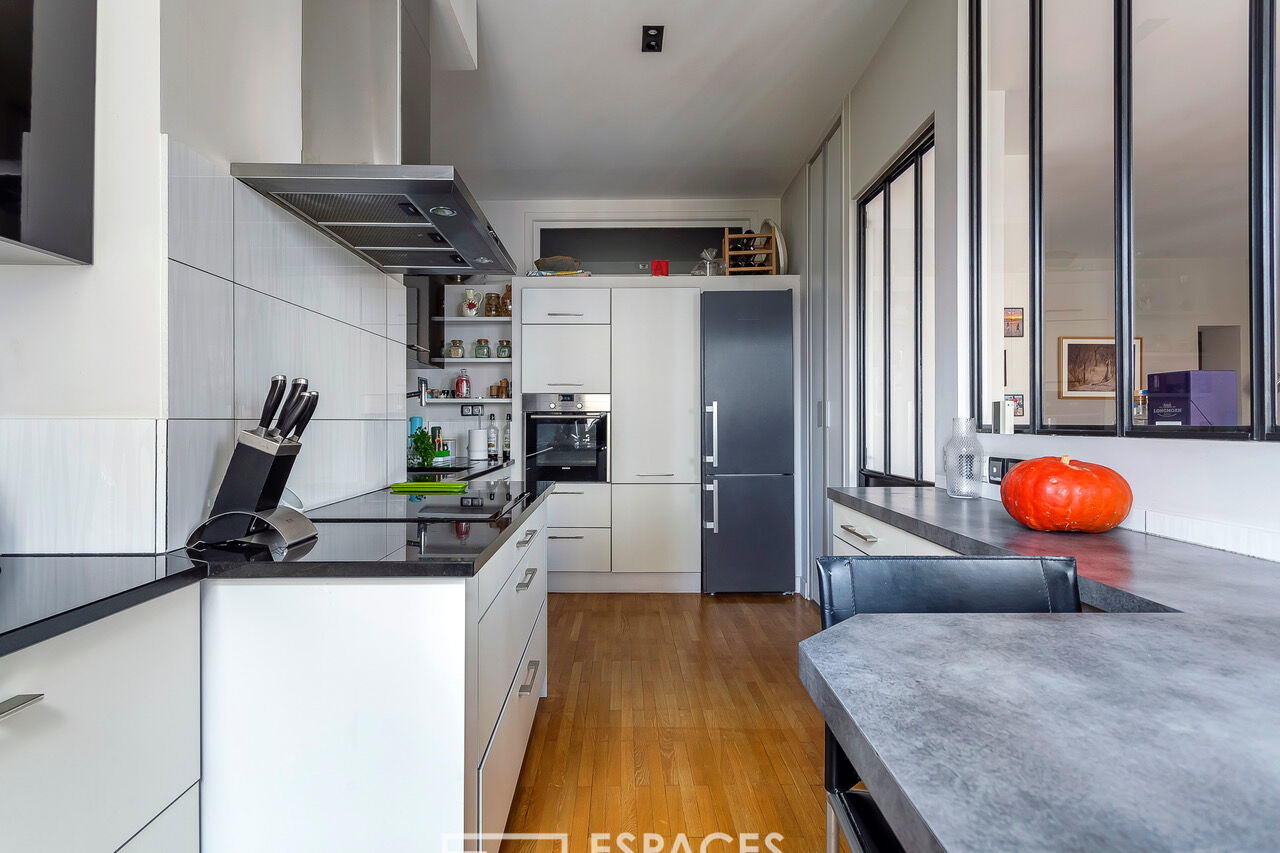 Old apartment renovated on a high floor with elevator