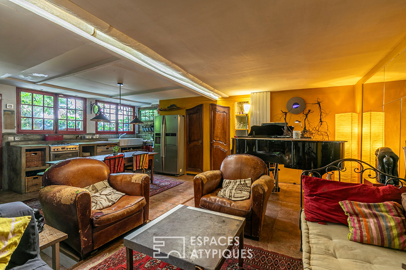 Maison bucolique avec cour arborée et terrasse