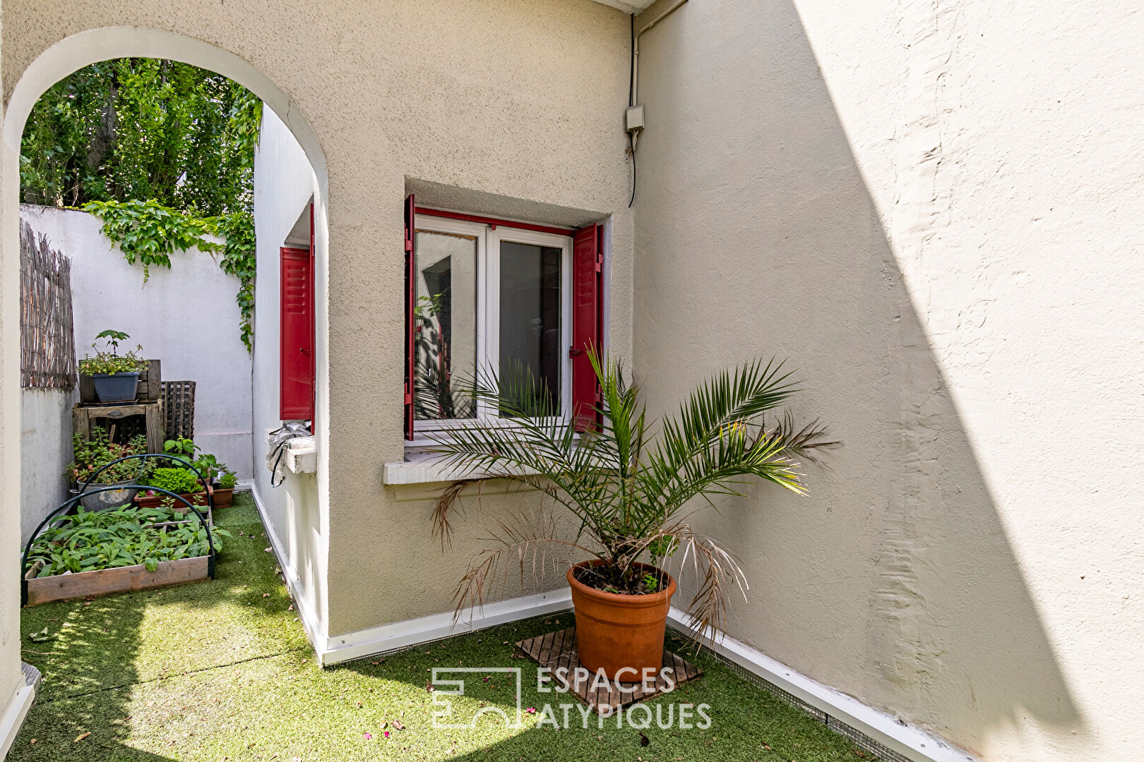 Maison bucolique avec cour arborée et terrasse